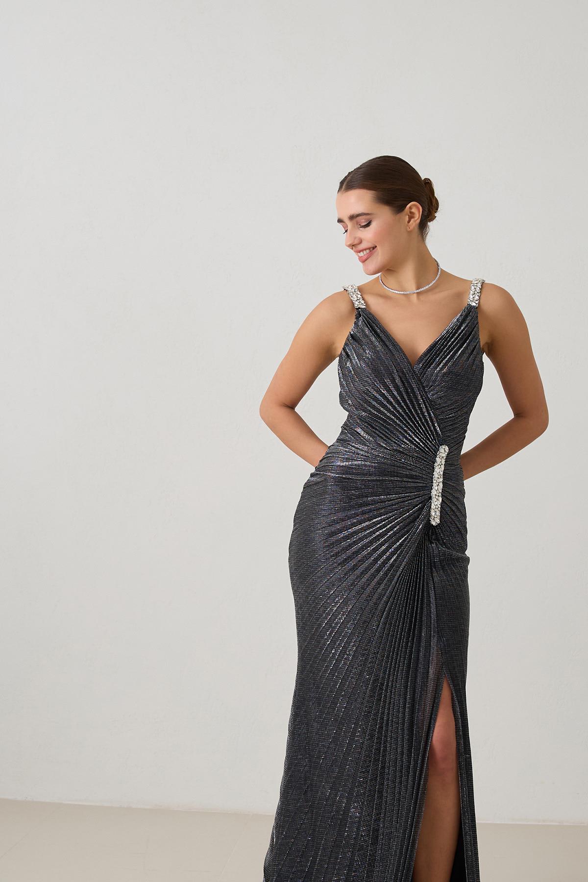 Gümüş Asimetrik Yaka Taş Detaylı Pileli Yırtmaçlı Midi Boy Abiye Elbise Kadın Abiye Elbise modelleri