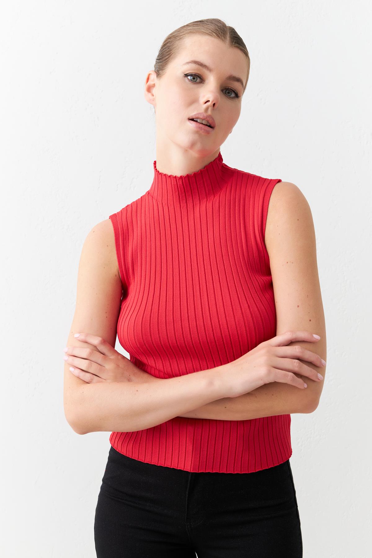 Kırmızı Boğazlı Yaka Kolsuz Triko