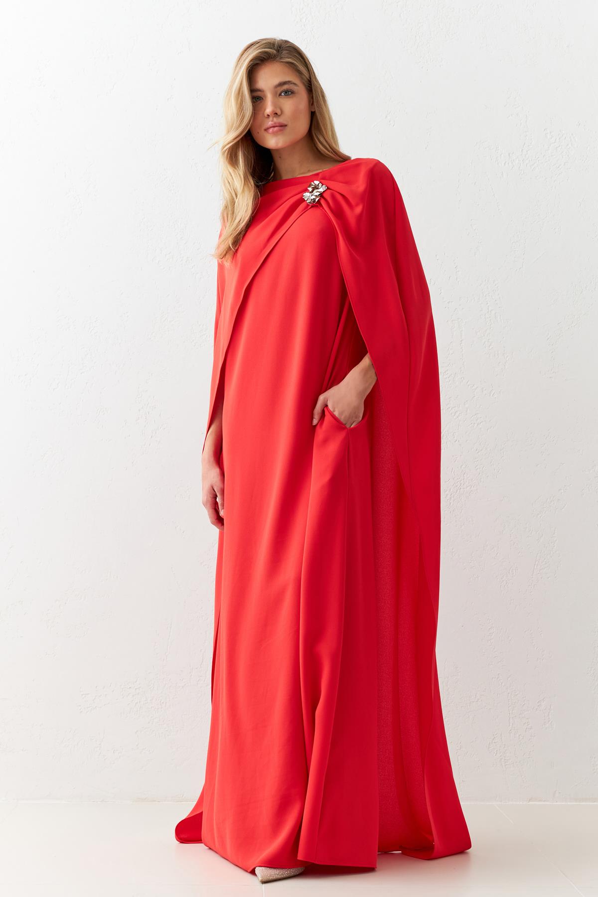 Kırmızı Pelerin Ve Broş Detaylı Midi Boy Elbise