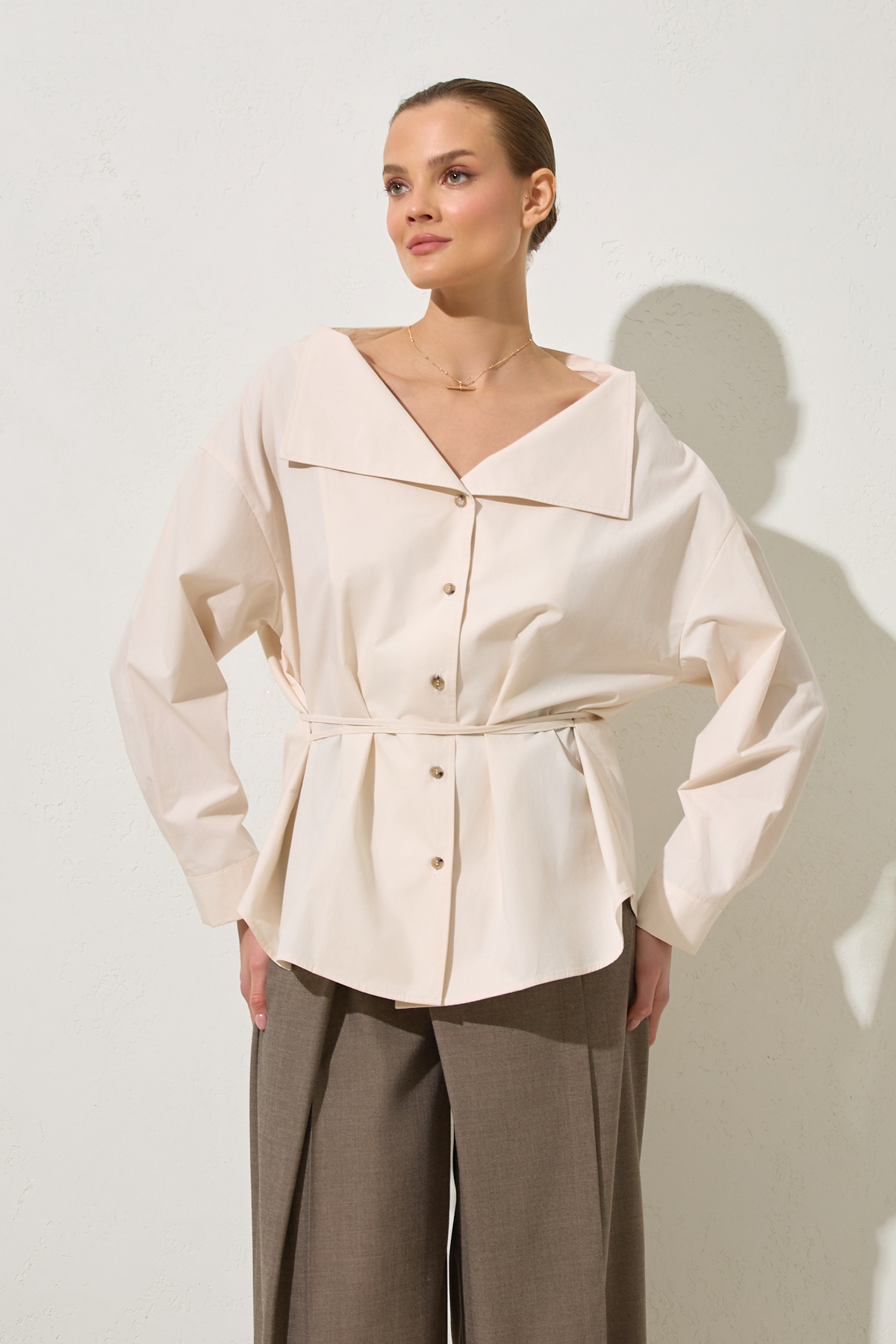 Krem %100 Pamuklu Yaka Detaylı Gömlek