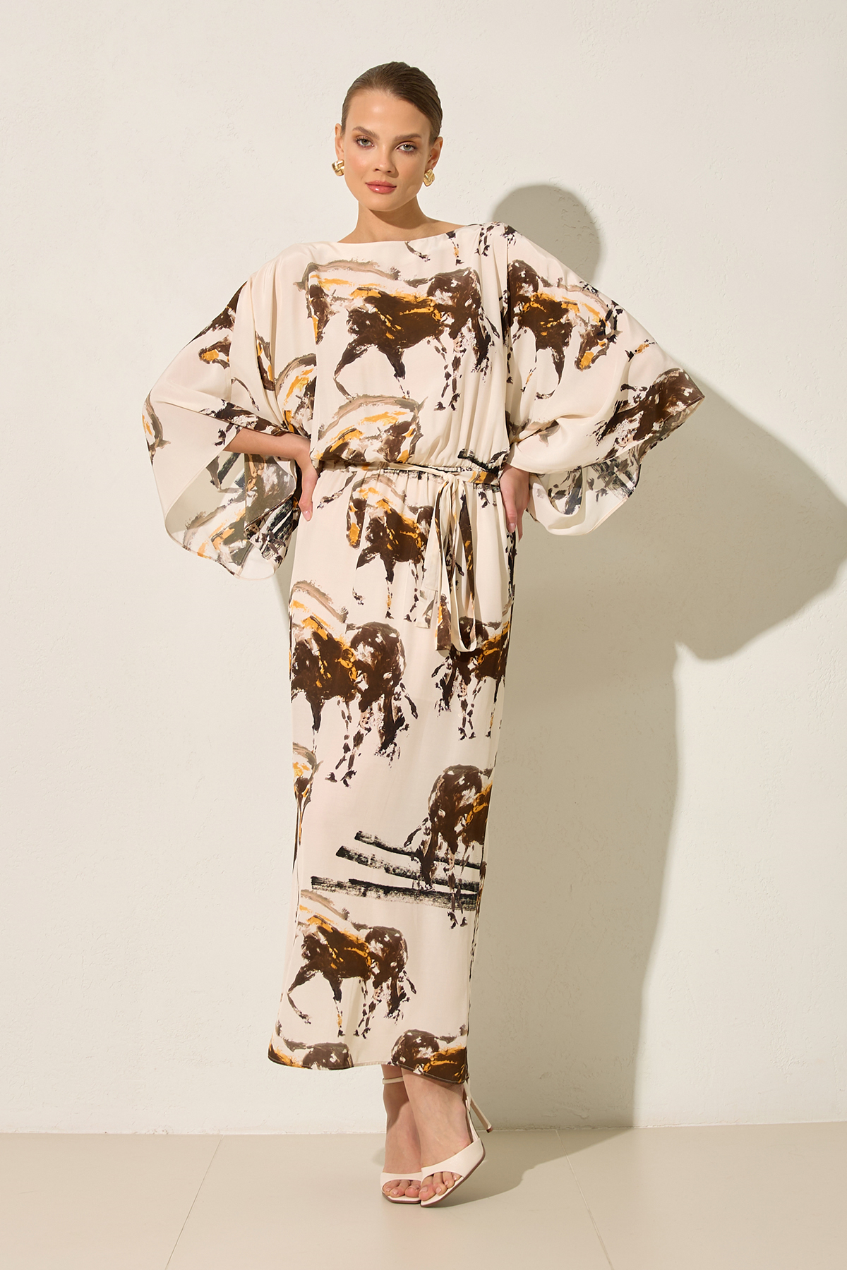 Krem - Acı Kahve Rahat Kesim Belden Büzgü Detaylı Desenli Midi Boy Elbise Kadın Kategorisiz modelleri