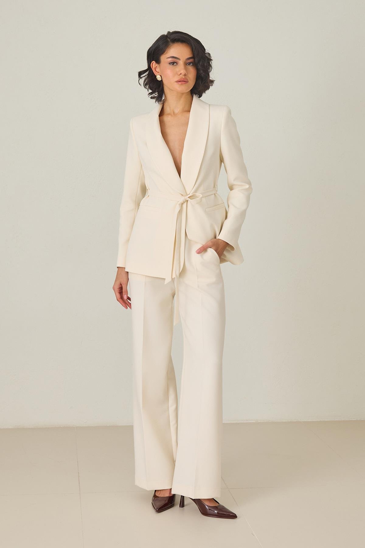 Krem Belden Bağlama Ve Cep Detaylı Ceket Ve Rahat Kesim Pantolonlu Takım