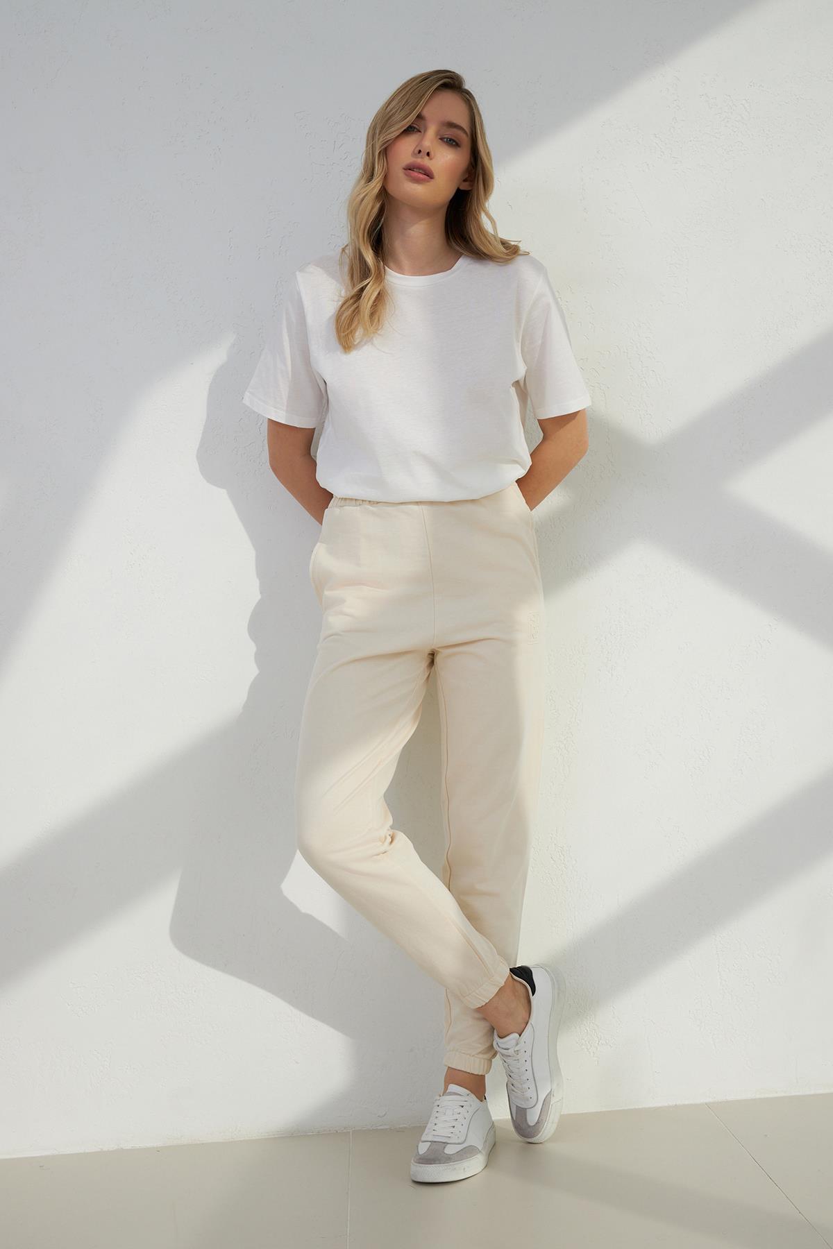 Krem Mini Baskı Detaylı Bilekten Lastikli Rahat Kesim Eşofman Altı