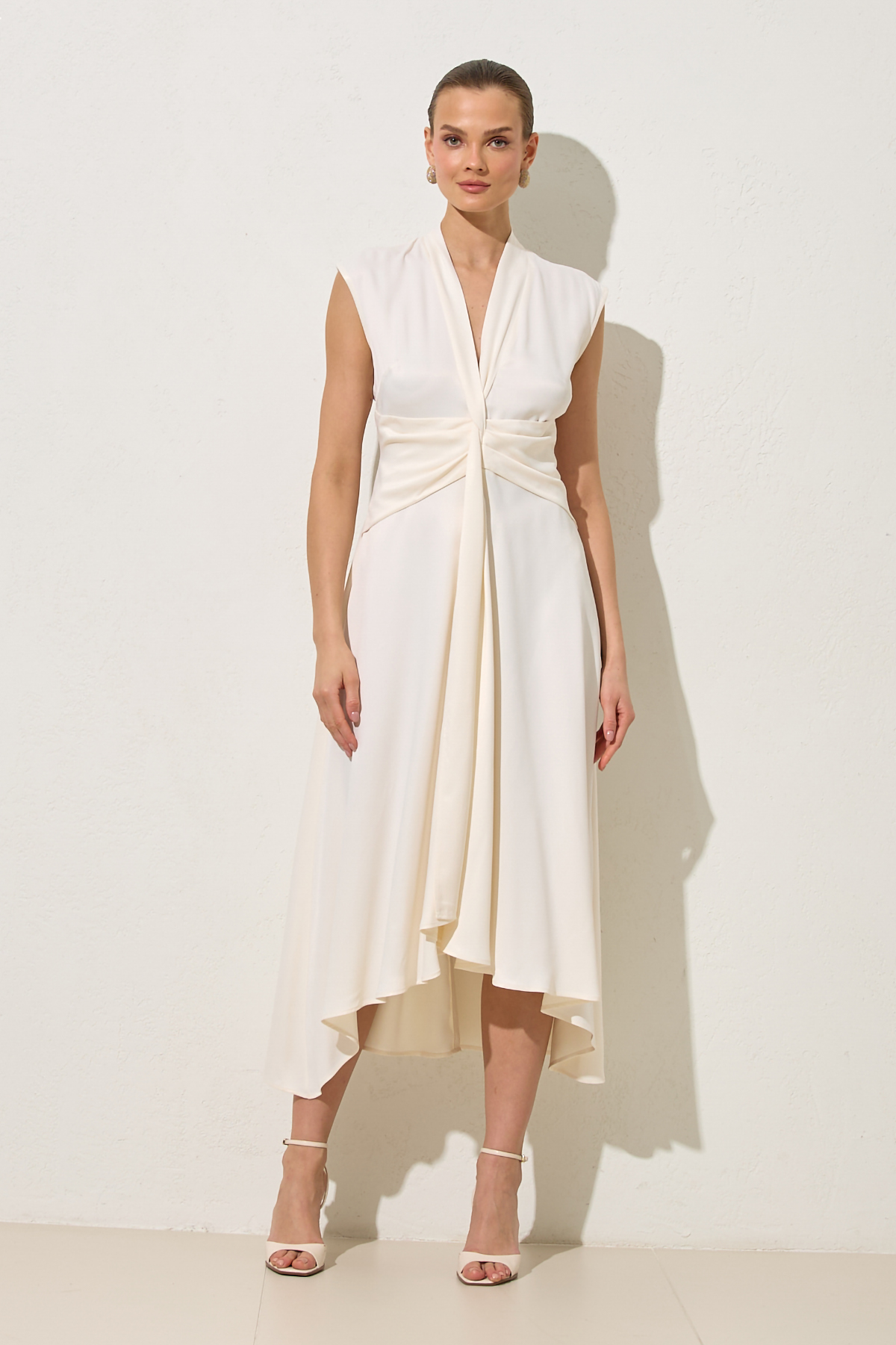 Krem V Yaka Belden Detaylı Midi Boy Kolsuz Elbise