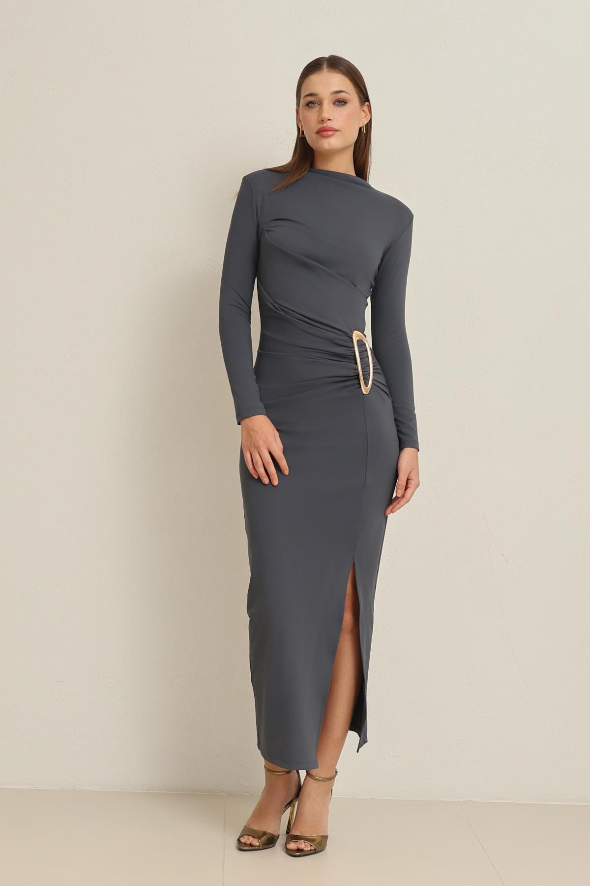 Kuvars Belden Drapeli Aksesuar Detaylı Uzun Kollu Elbise