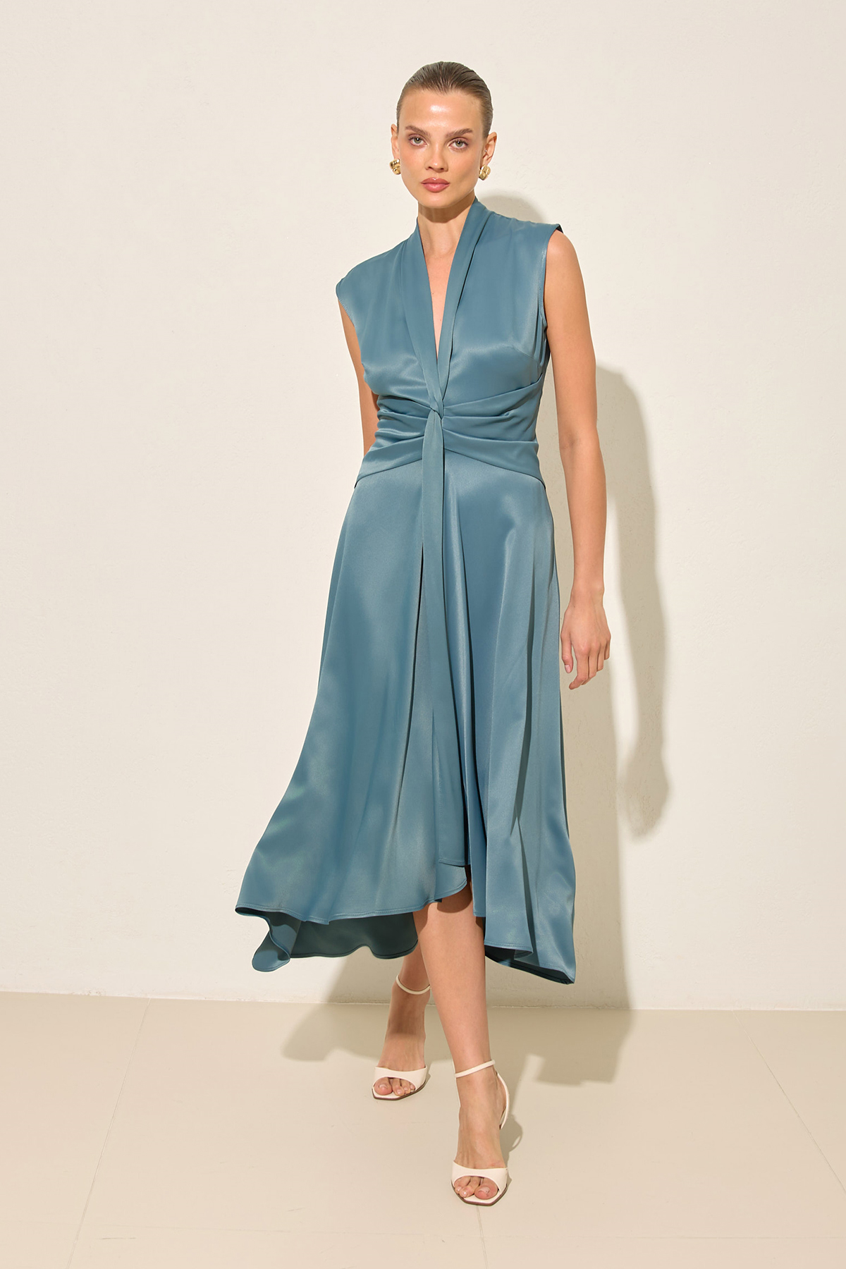 Kuvars V Yaka Belden Detaylı Midi Boy Kolsuz Elbise