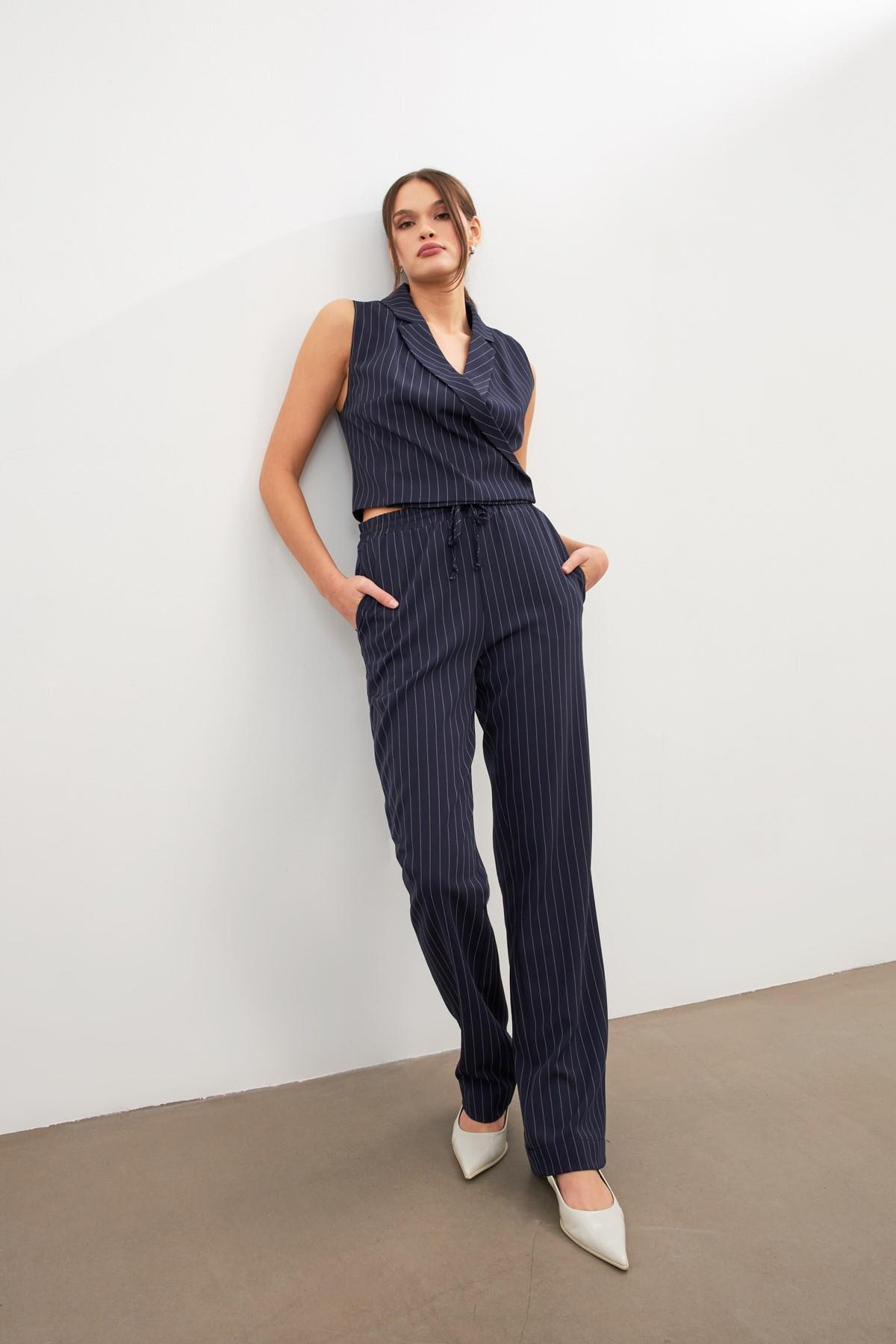 Lacivert Çizgi Desenli Asimetrik Yelek Ve Dar Paça Pantolonlu Takım