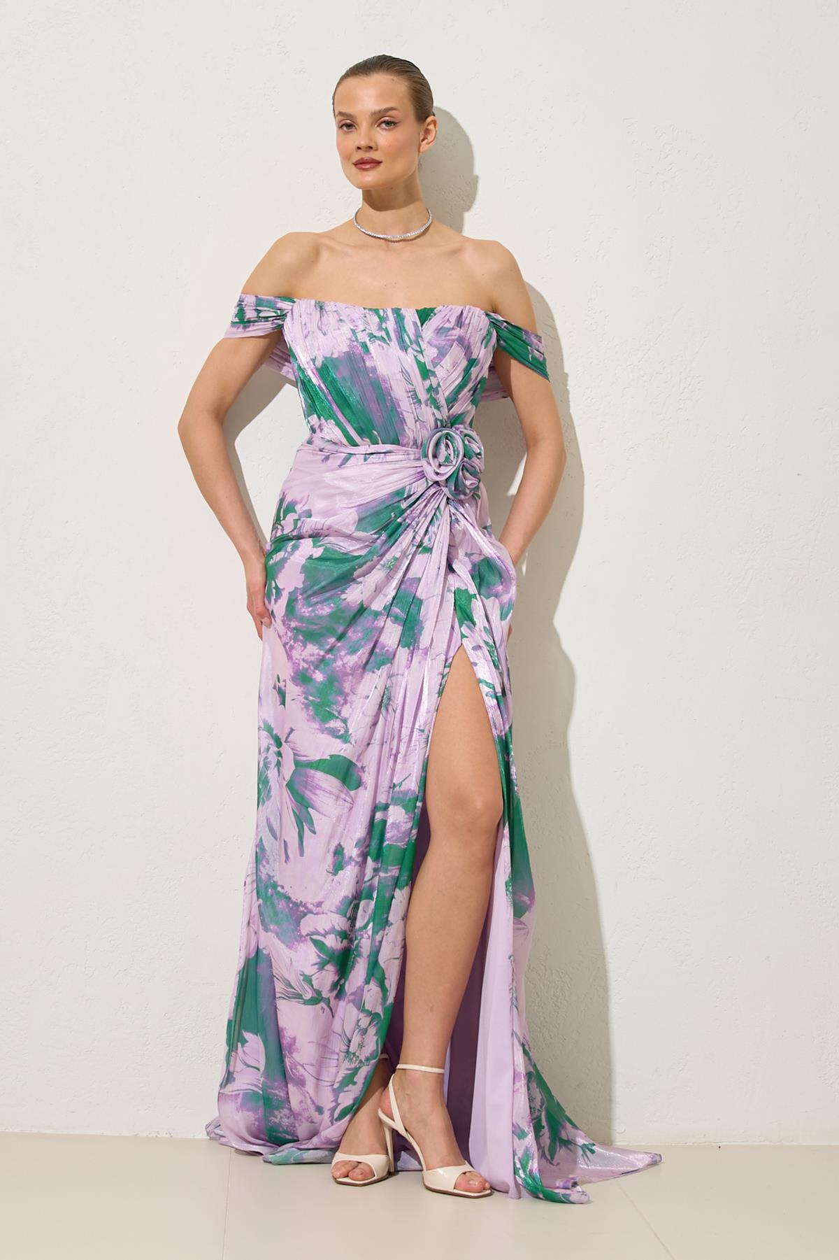 Lila Düşük Omuz Ve Belden Gül Detaylı Desenli Uzun Abiye Elbise