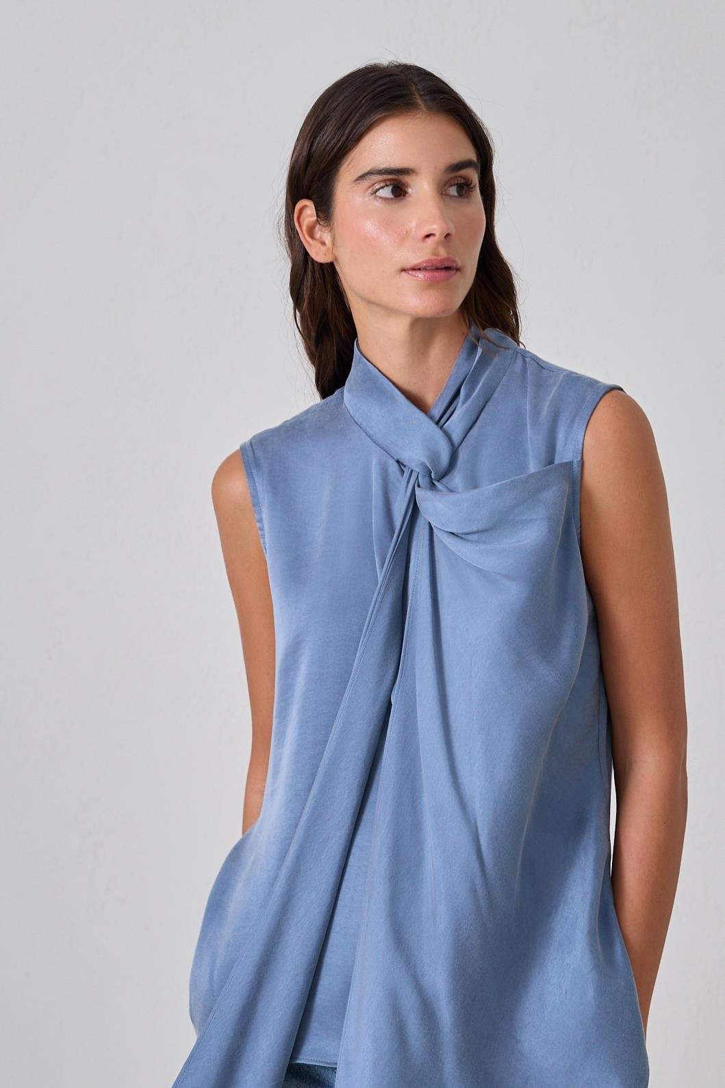 Mavi Boyun Detaylı Kolsuz  Rahat Kesim Bluz