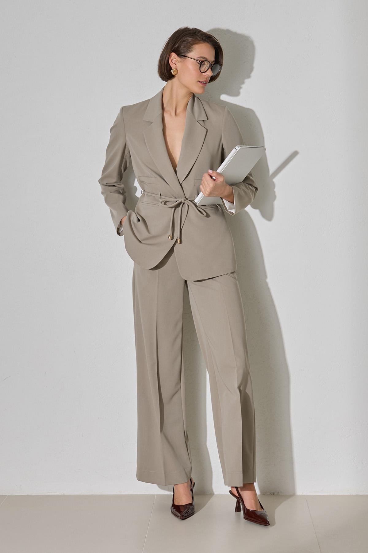 Olive Belden Bağlama Ve Cep Detaylı Ceket, Rahat Kesim Cepli Pantolonlu Takım