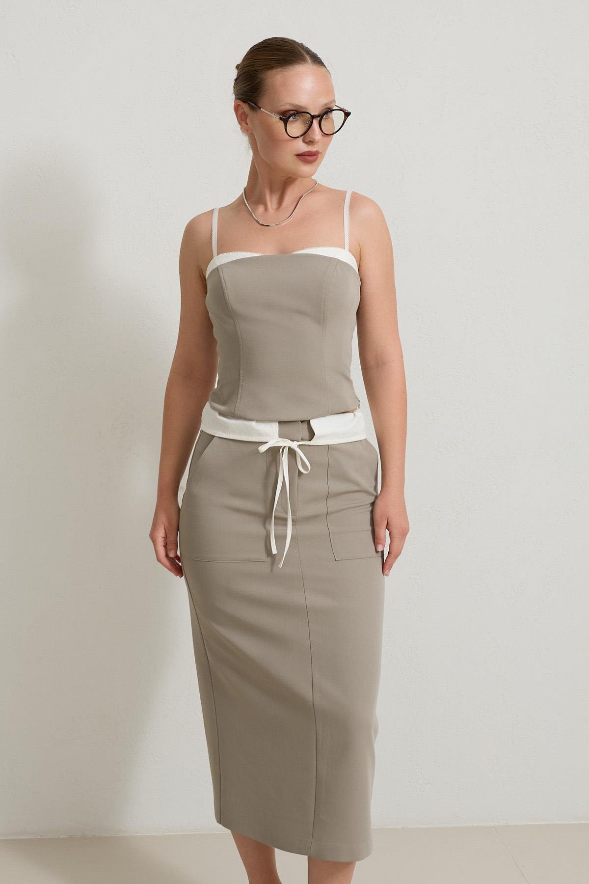 Olive İnce Askılı Yaka Detaylı Tam Kalıp Bluz