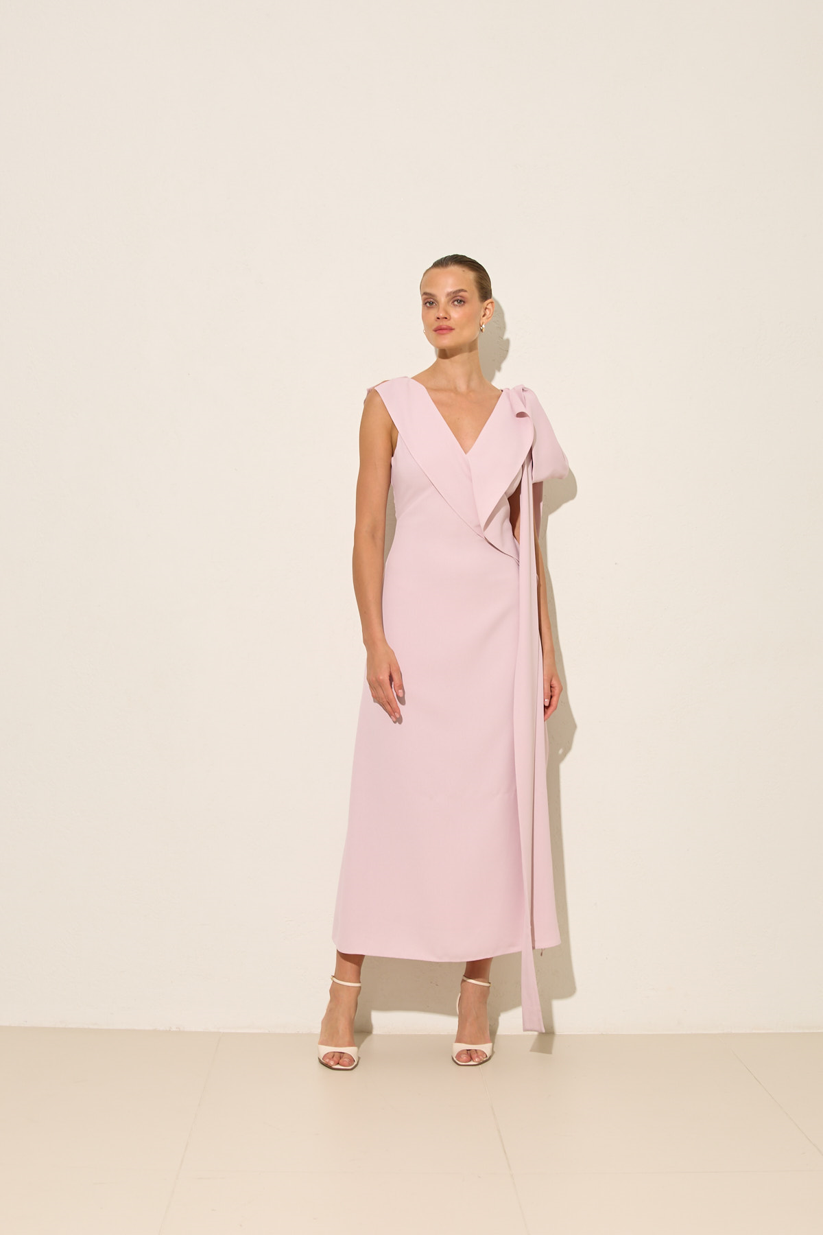 Pudra V Yaka Kolsuz Asimetrik Detaylı Midi Boy Elbise