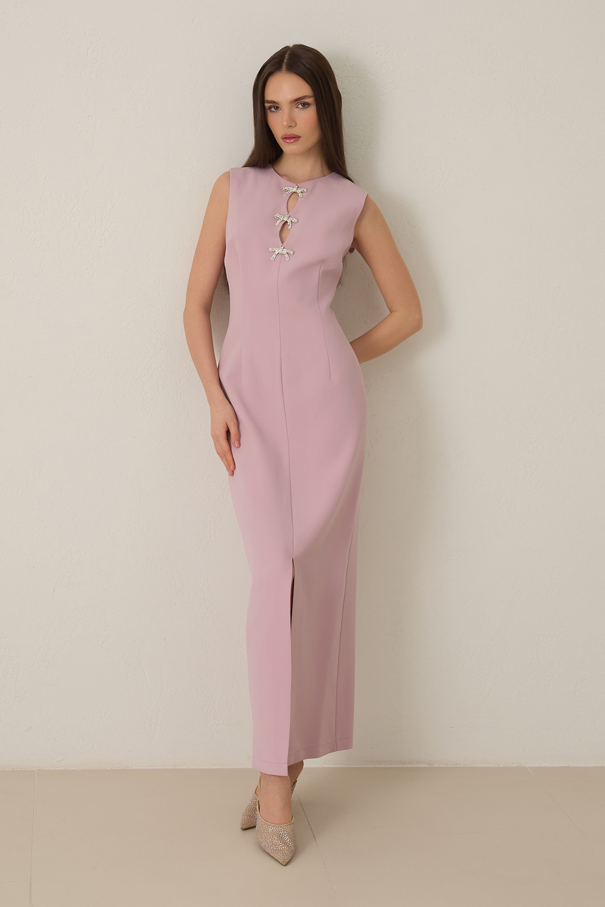 Pudra Vücuda Oturan Tam Kalıp Dekolteli Fiyonk Detaylı Önden Yırtmaçlı Kolsuz Midi Boy Elbise