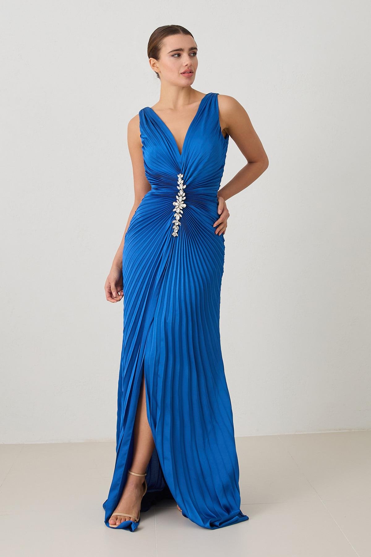 Saks Kolsuz V Yaka Önden Yırtmaçlı Yakada Taş Detaylı Uzun Abiye Elbise Kadın Abiye Elbise modelleri