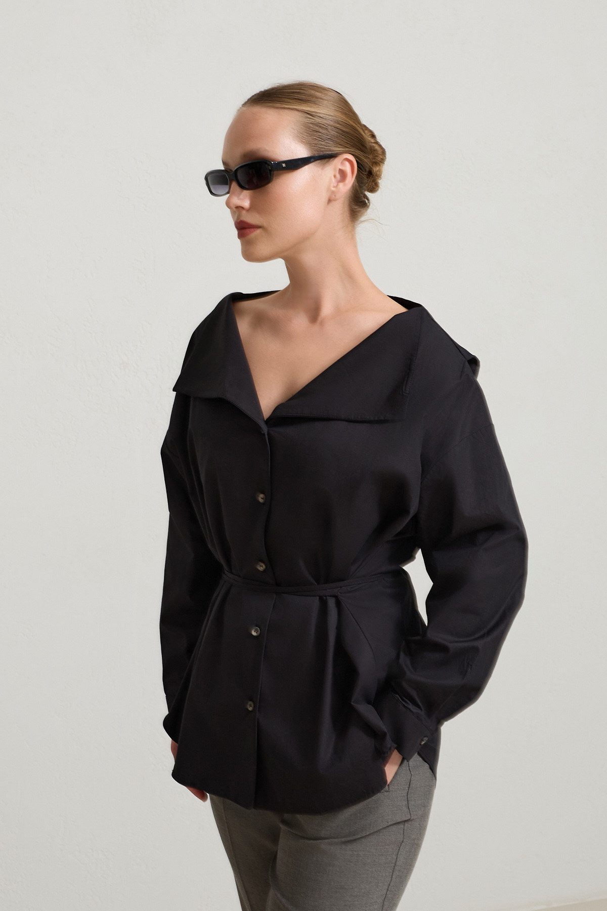 Siyah %100 Pamuklu Yaka Detaylı Gömlek