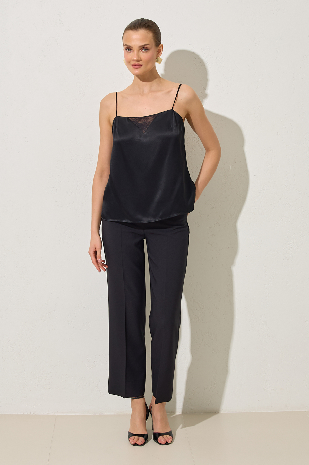 Siyah Dantel Detaylı İnce Askılı Bluz