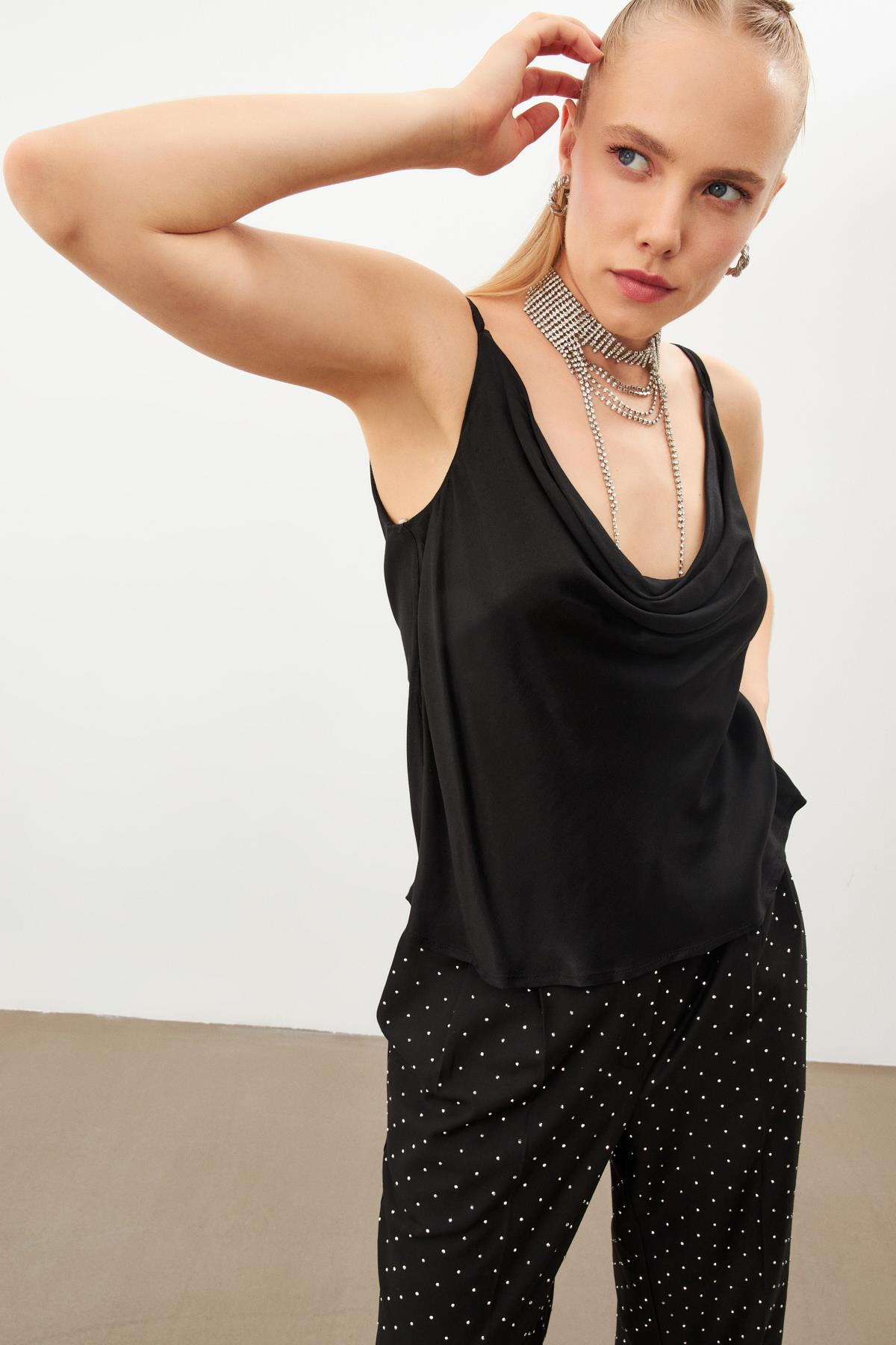 Siyah Askılı Yaka Detaylı Bluz