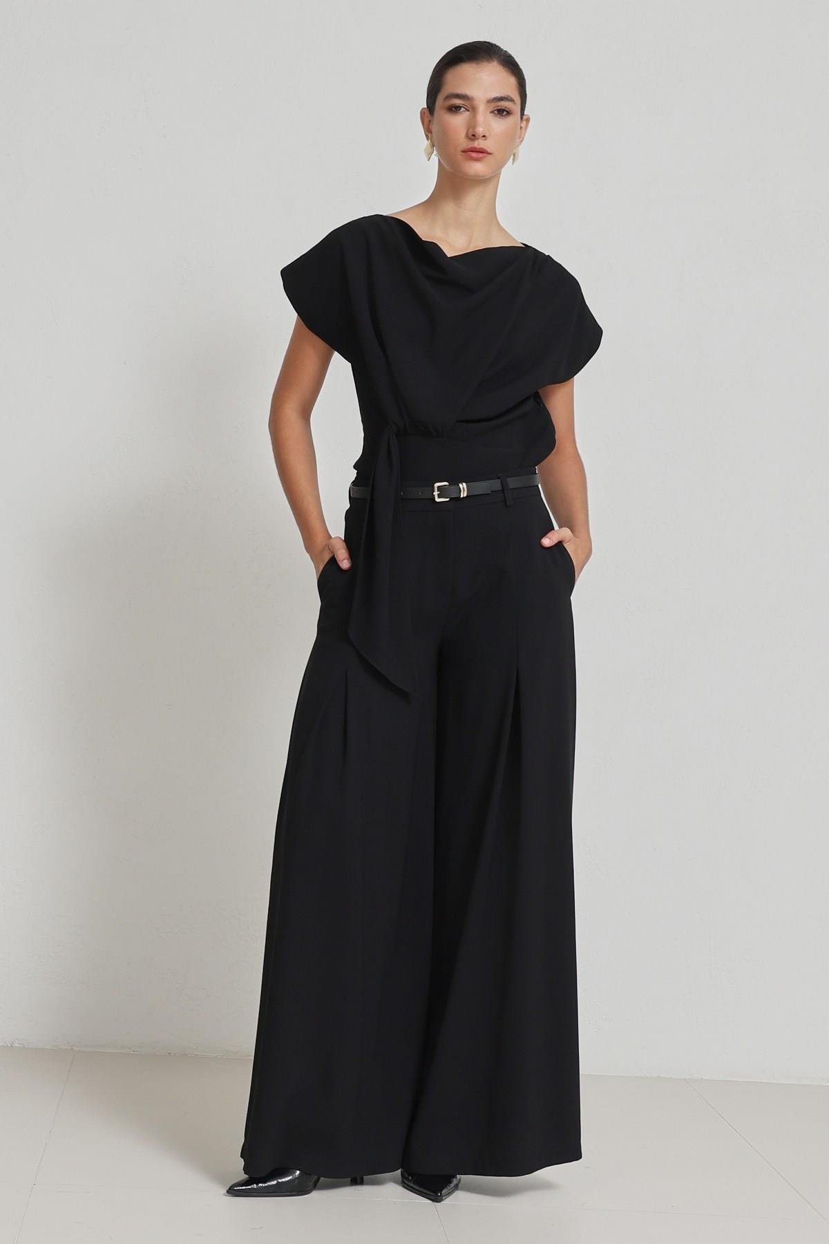 Siyah Bel Detaylı Kısa Kollu Bluz