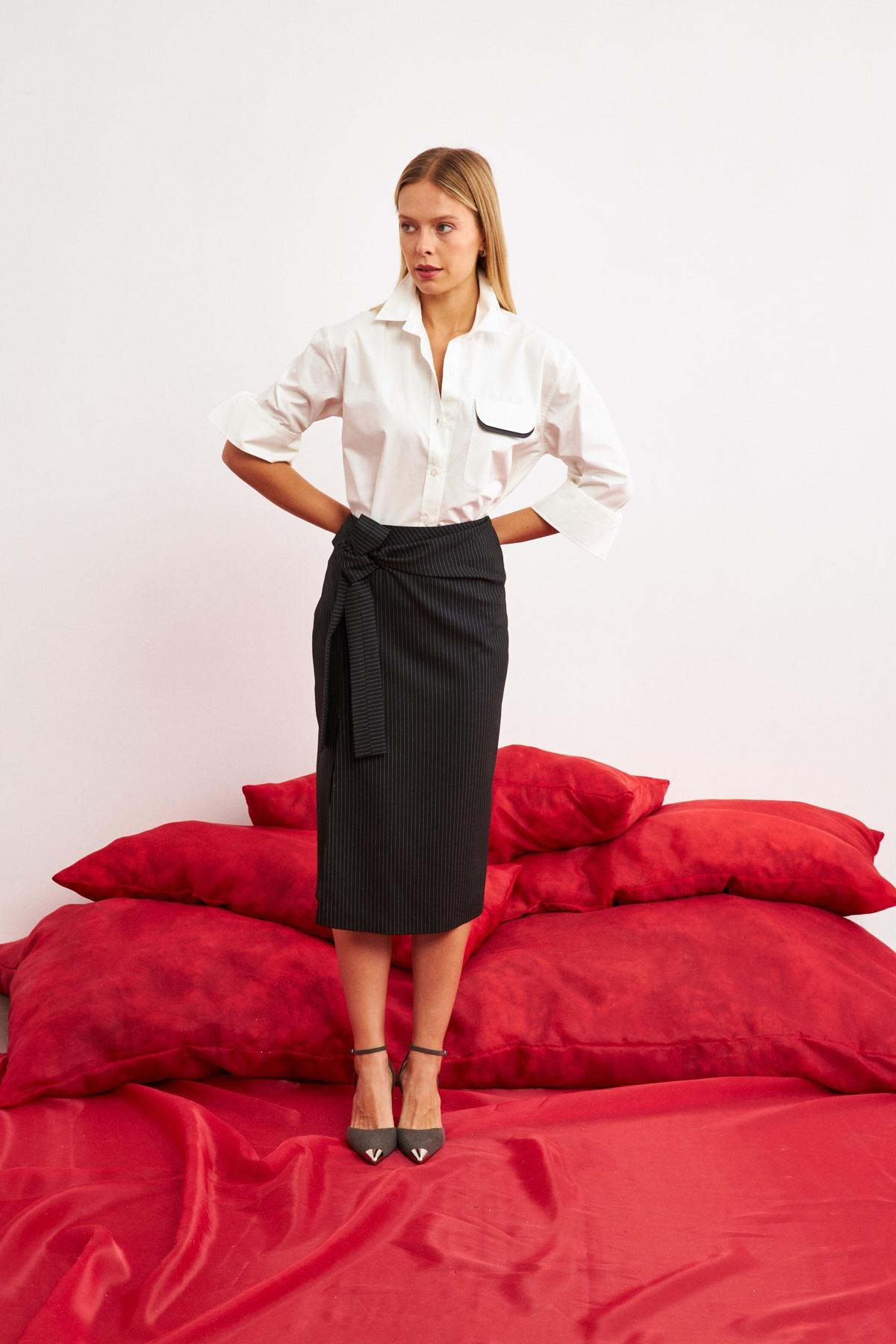 Siyah Belden Bağlama Detaylı Çizgili Midi Boy Etek Kadın Kategorisiz modelleri