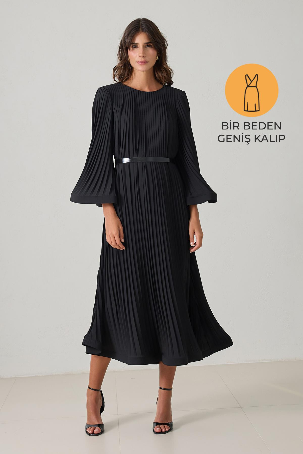 Siyah Belden Kemer Ve Plise Detaylı Bisiklet Yaka Geniş Kalıp Midi Boy Elbise