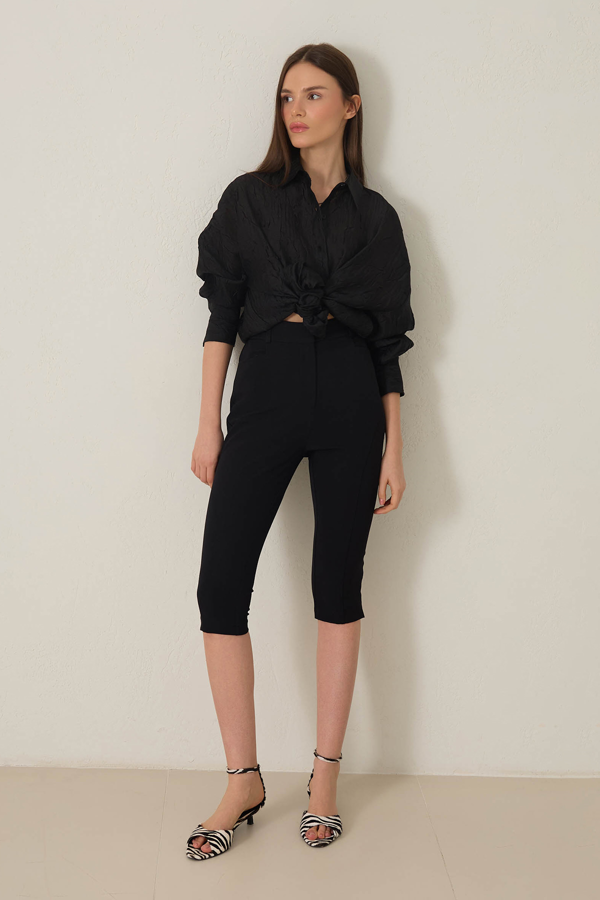 Siyah Cep Detaylı Tam Kalıp Kapri Pantolon