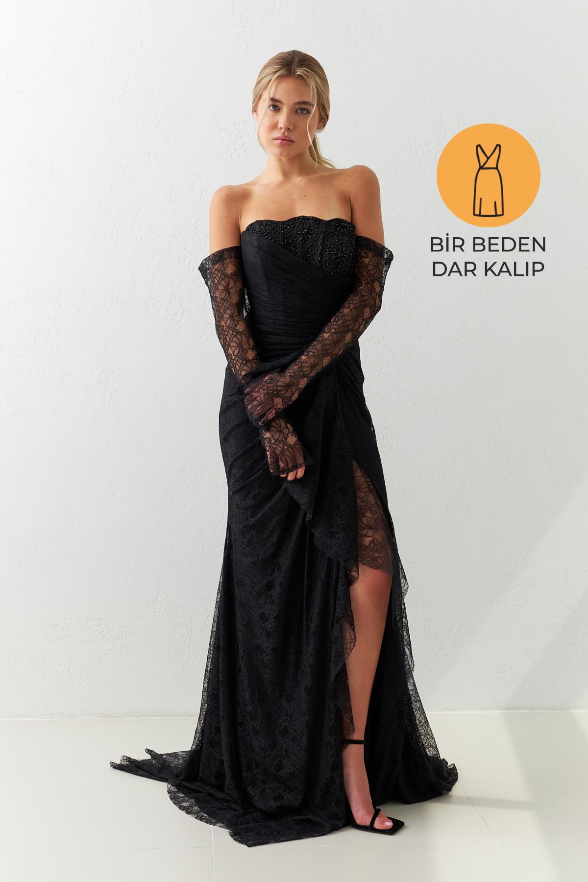 Siyah Dar Kalıp Straplez Dantel Detaylı Yırtmaçlı Maxi Boy Abiye Elbise