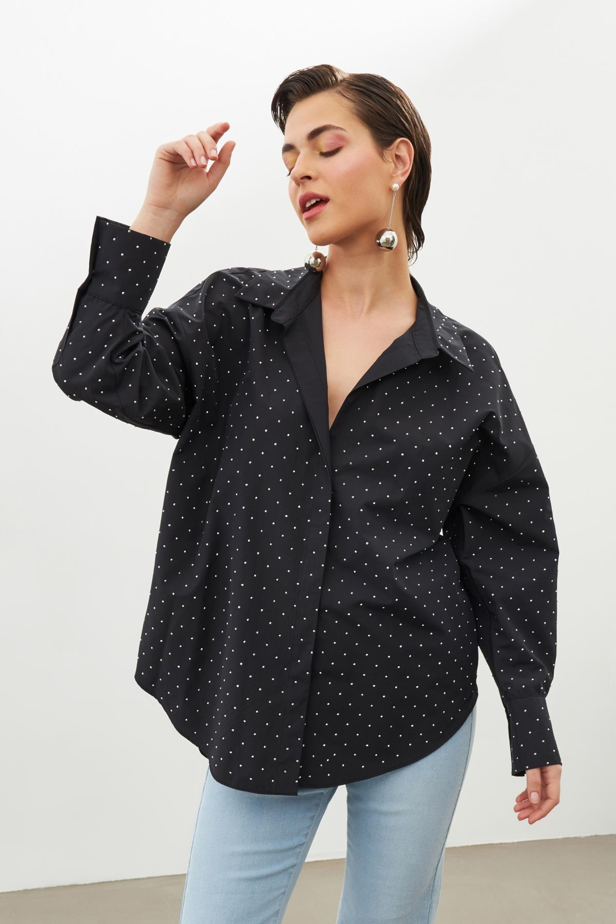 Siyah Gömlek Yaka Uzun Kollu Taş Yapıştırma Detaylı Düğme Kapamalı Gömlek