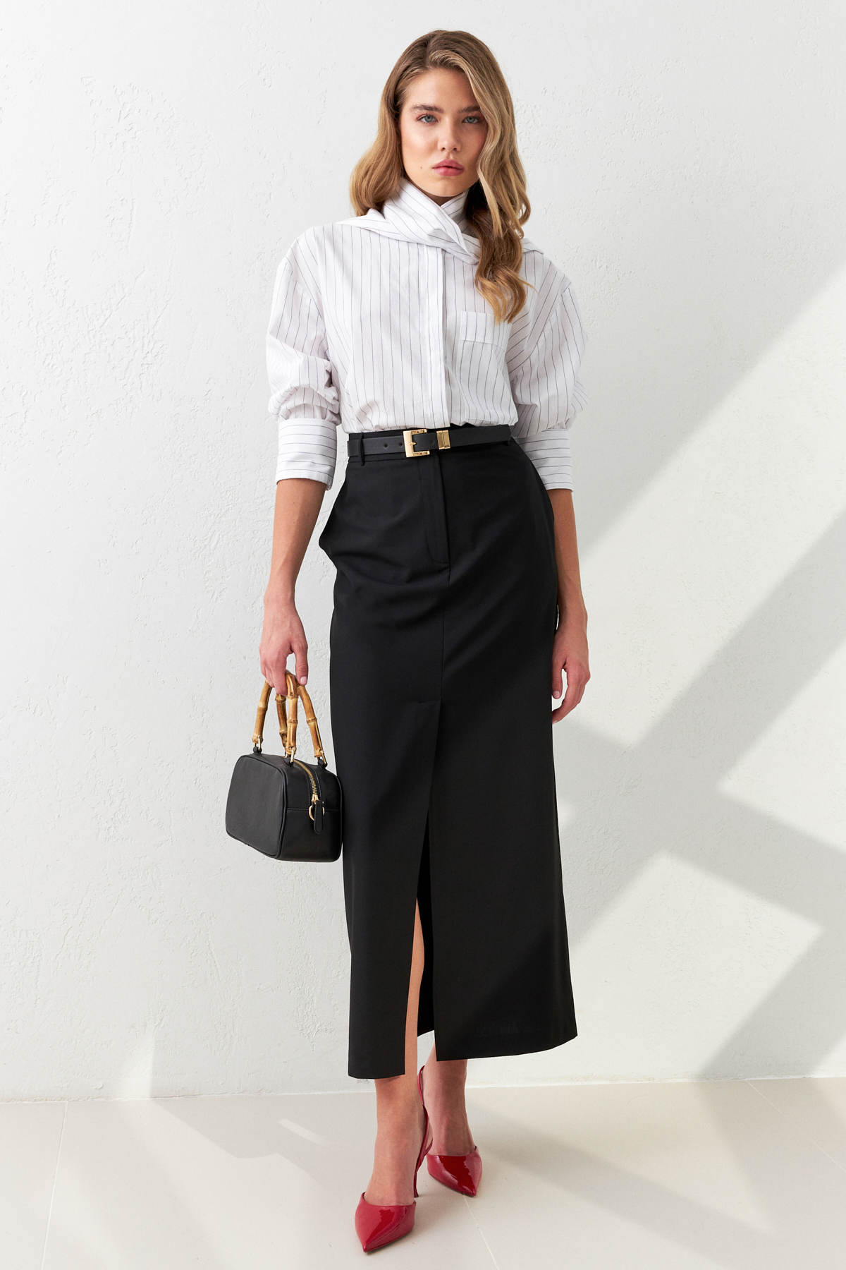 Siyah Kemer Detaylı Midi Boy Kalem Etek