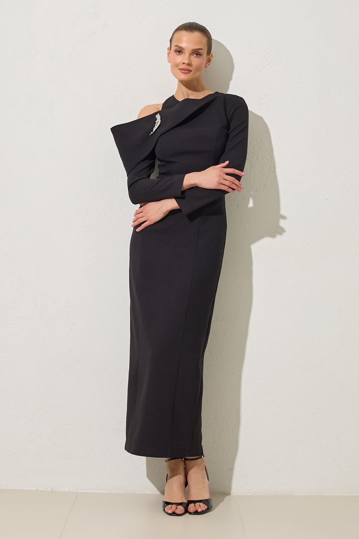 Siyah Kol Detaylı Tam Kalıp Uzun Kollu Elbise