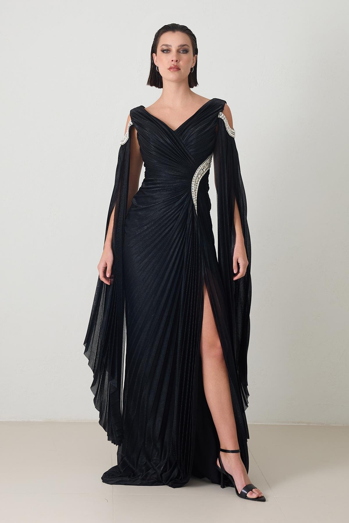 Siyah Omuz Ve Bel Detaylı Taşlı Pileli Yırtmaçlı Elbise