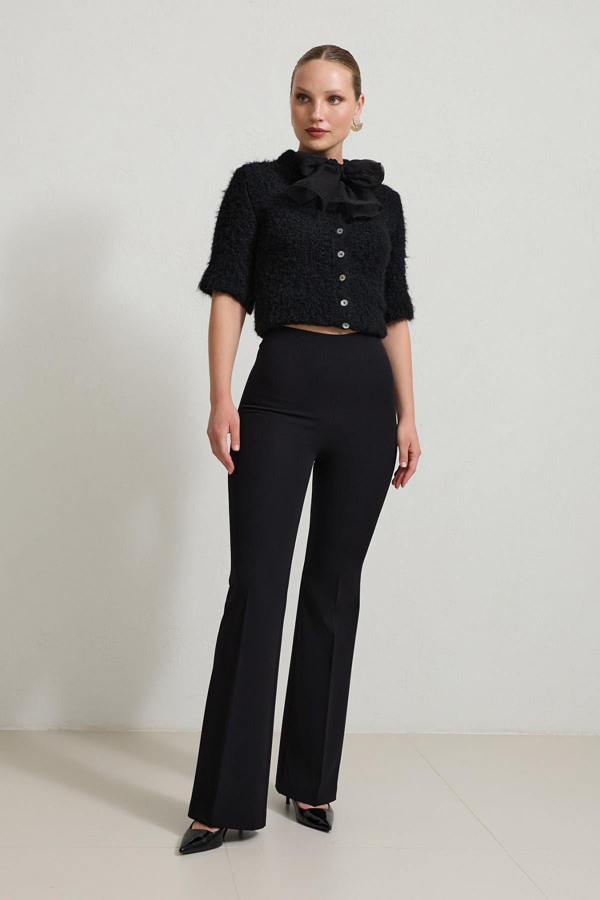 Siyah Rahat Kesim Tam Kalıp İspanyol Paça Pantolon