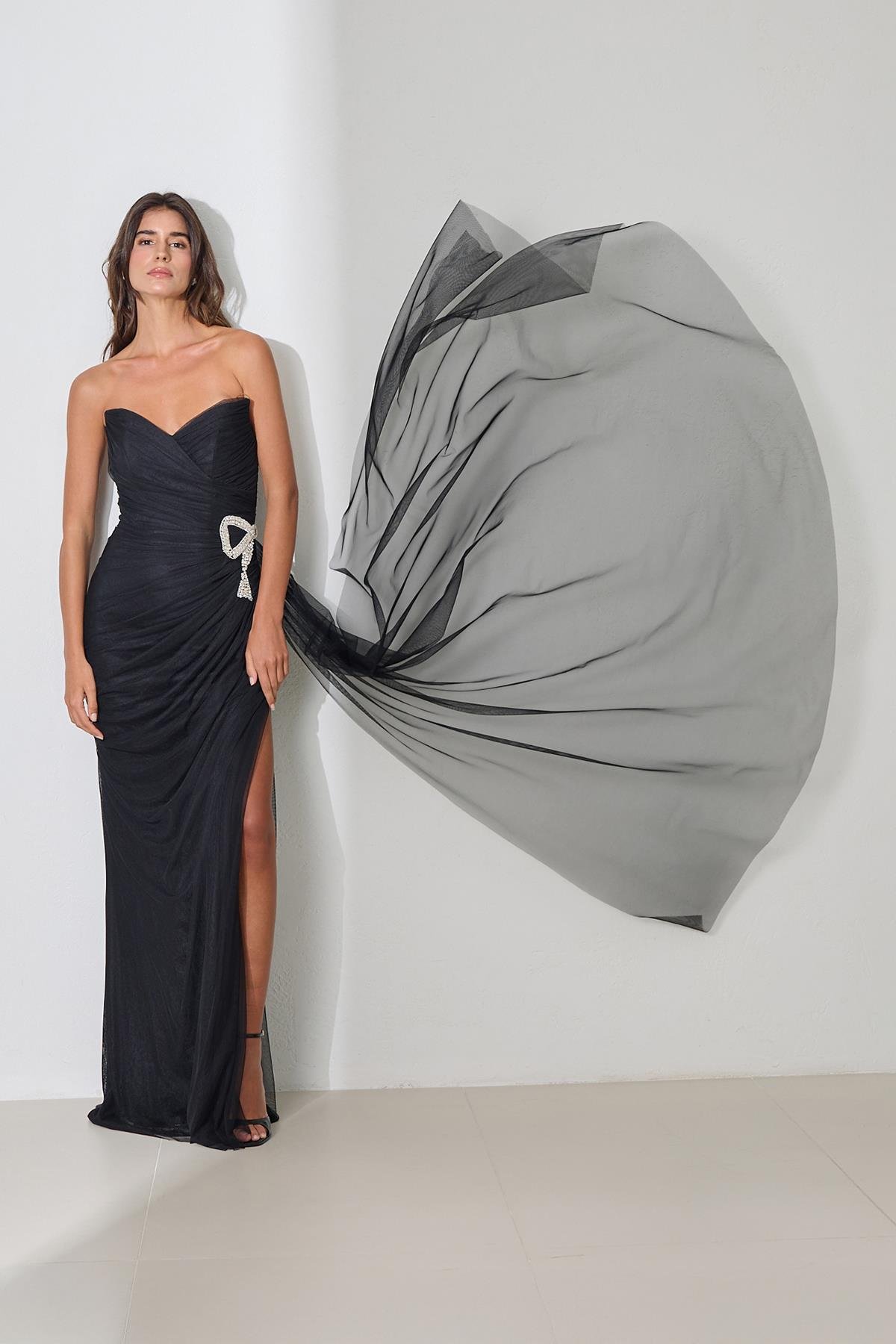 Siyah Tam Kalıp Belden Fiyonk Ve Tül Detaylı Yırtmaçlı Uzun Abiye Elbise