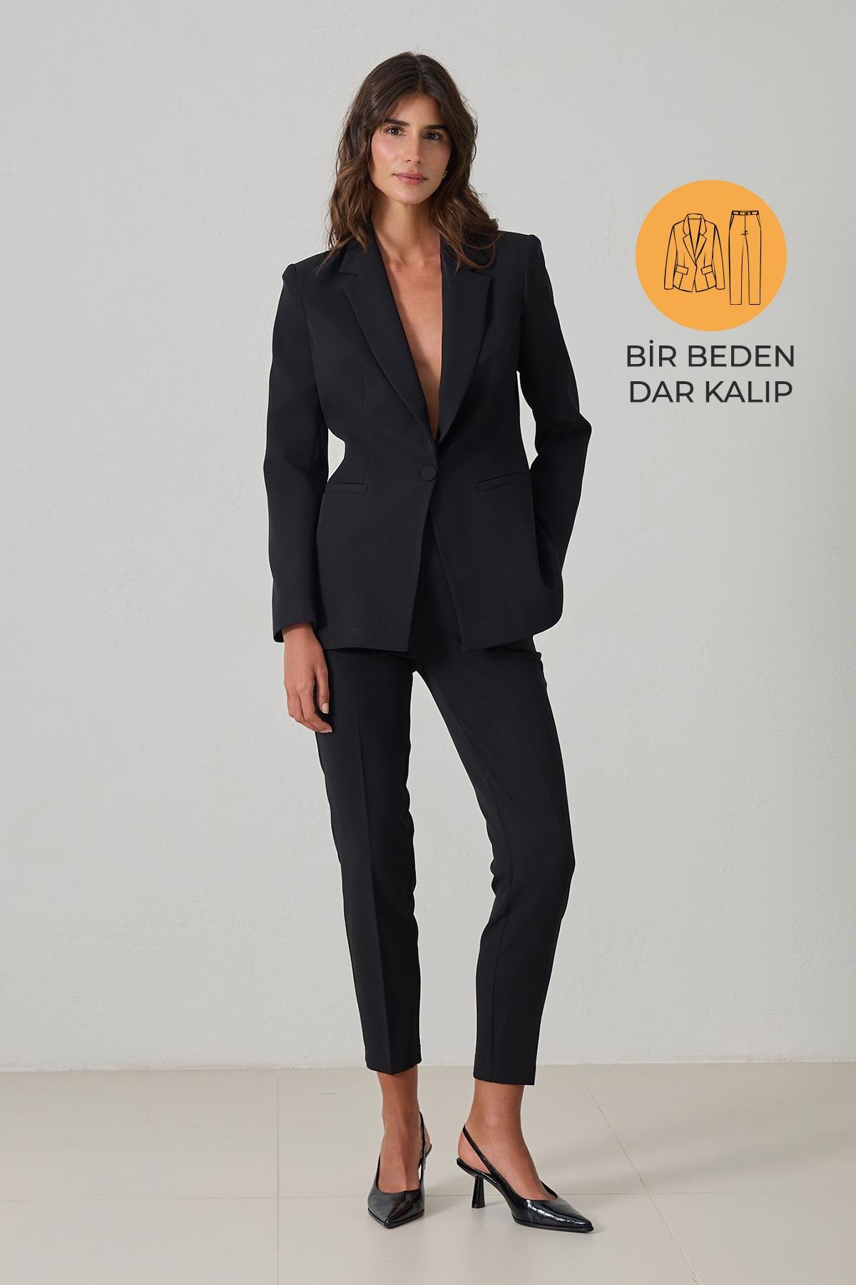 Siyah Tek Düğme Detaylı Ceket, Cep Detaylı Dar Kalıp Pantolonlu Takım