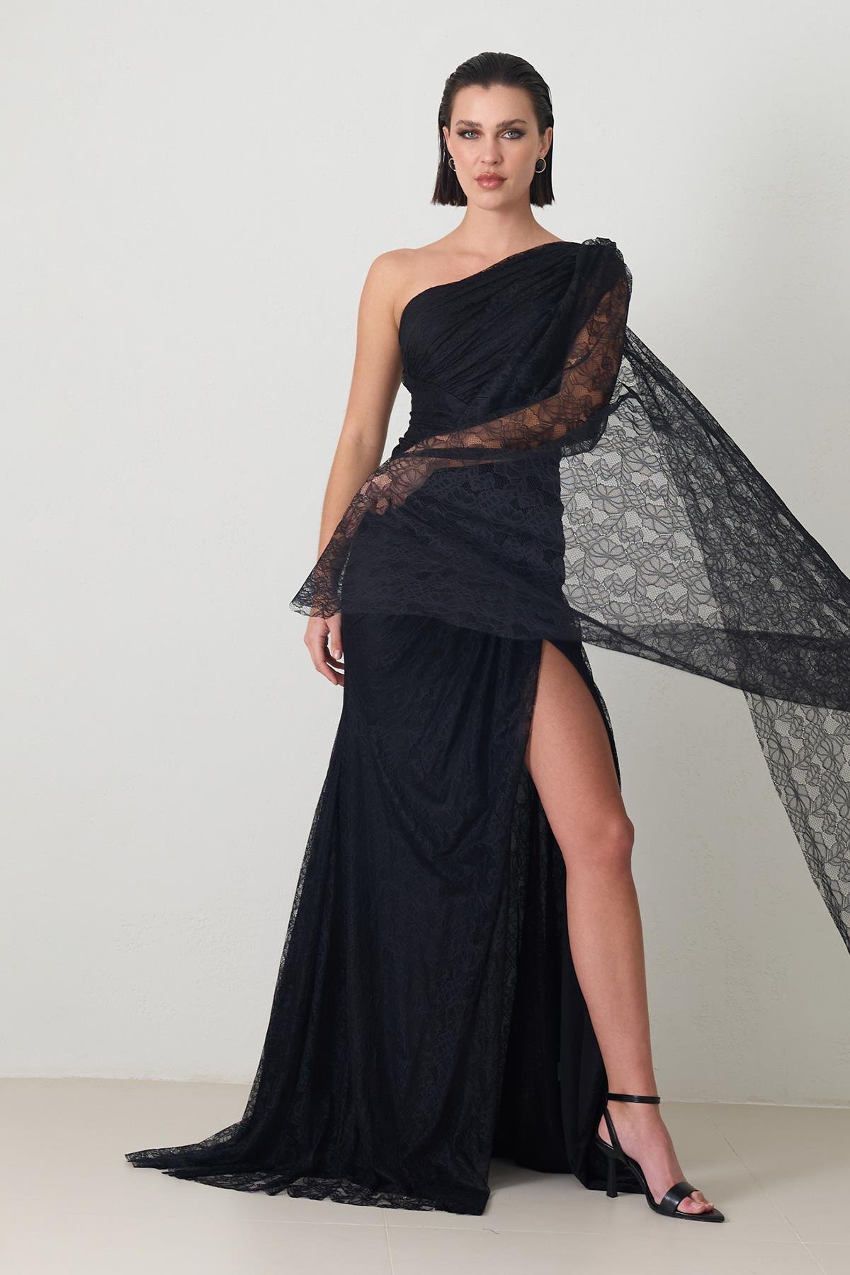 Siyah Tek Kol Dantel Ve Drape Detaylı Abiye Elbise