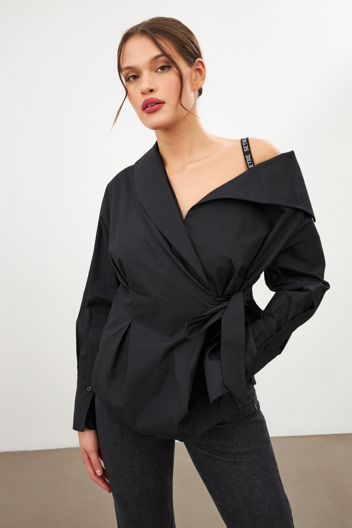 Siyah Tek Omuzu Açık Asimetrik Yapılı Belden Bağlama Detaylı Uzun Kollu Geniş Kesim Gömlek Kadın Gömlek modelleri