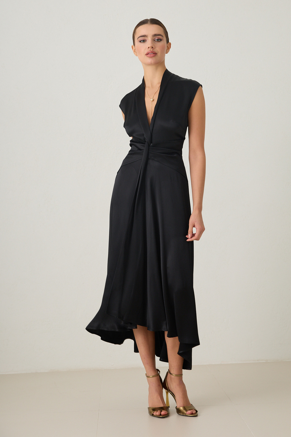 Siyah V Yaka Belden Detaylı Midi Boy Kolsuz Elbise