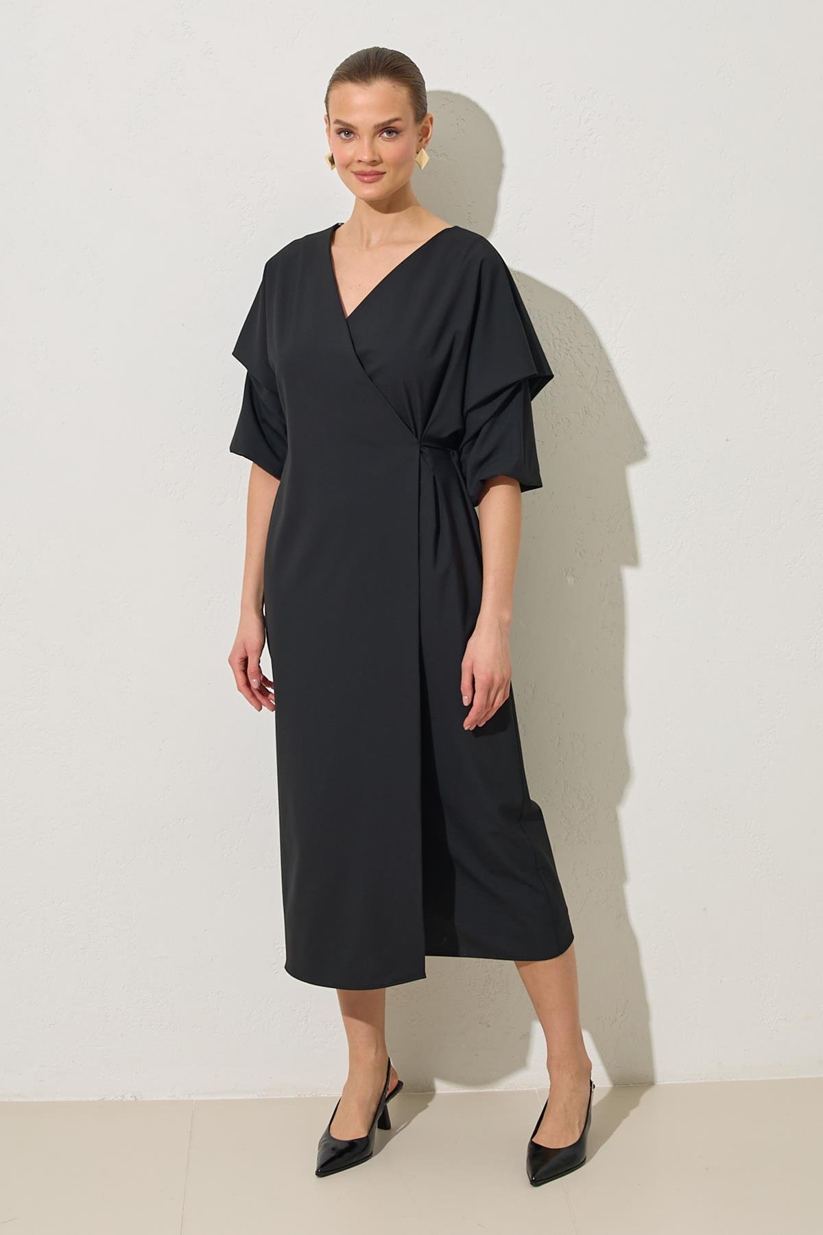 Siyah Yaka Ve Kol Detaylı Midi Boy Elbise