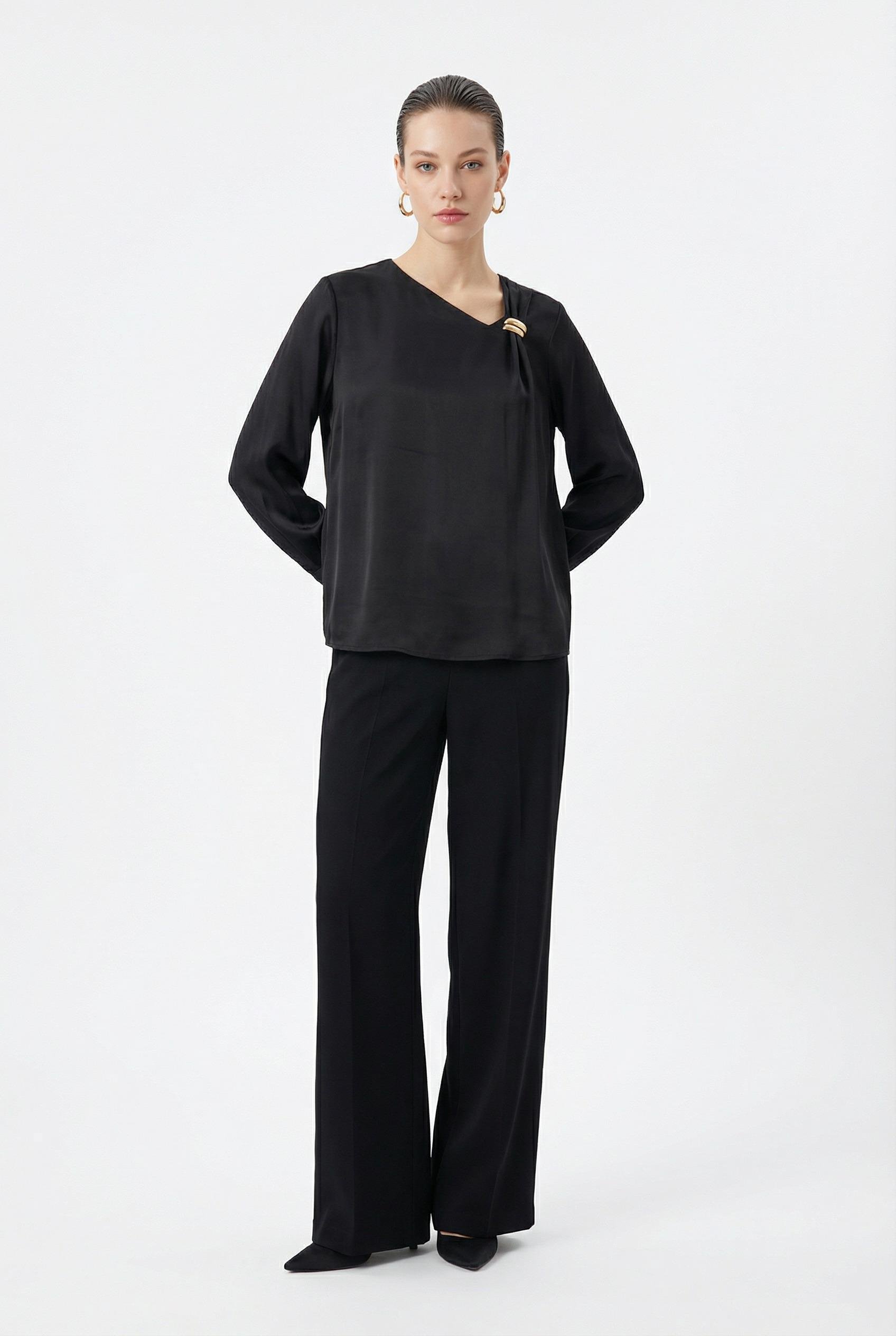 Siyah Yakada Aksesuar Detaylı Uzun Kollu Rahat Kesim Bluz Kadın Bluz modelleri