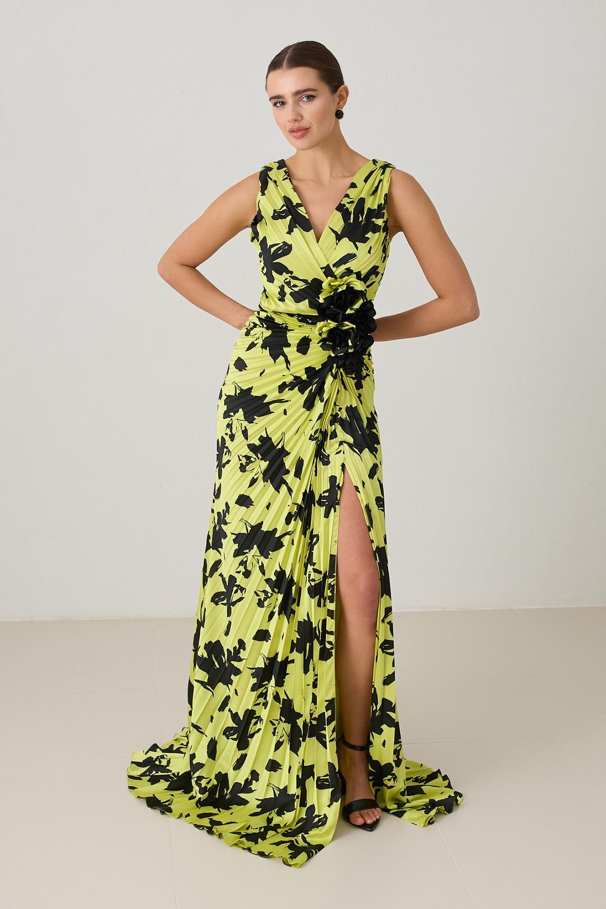 Siyah-Yeşil Asimetrik Yaka Drapeli Kolsuz Uzun Boy Abiye Elbise Kadın Kategorisiz modelleri