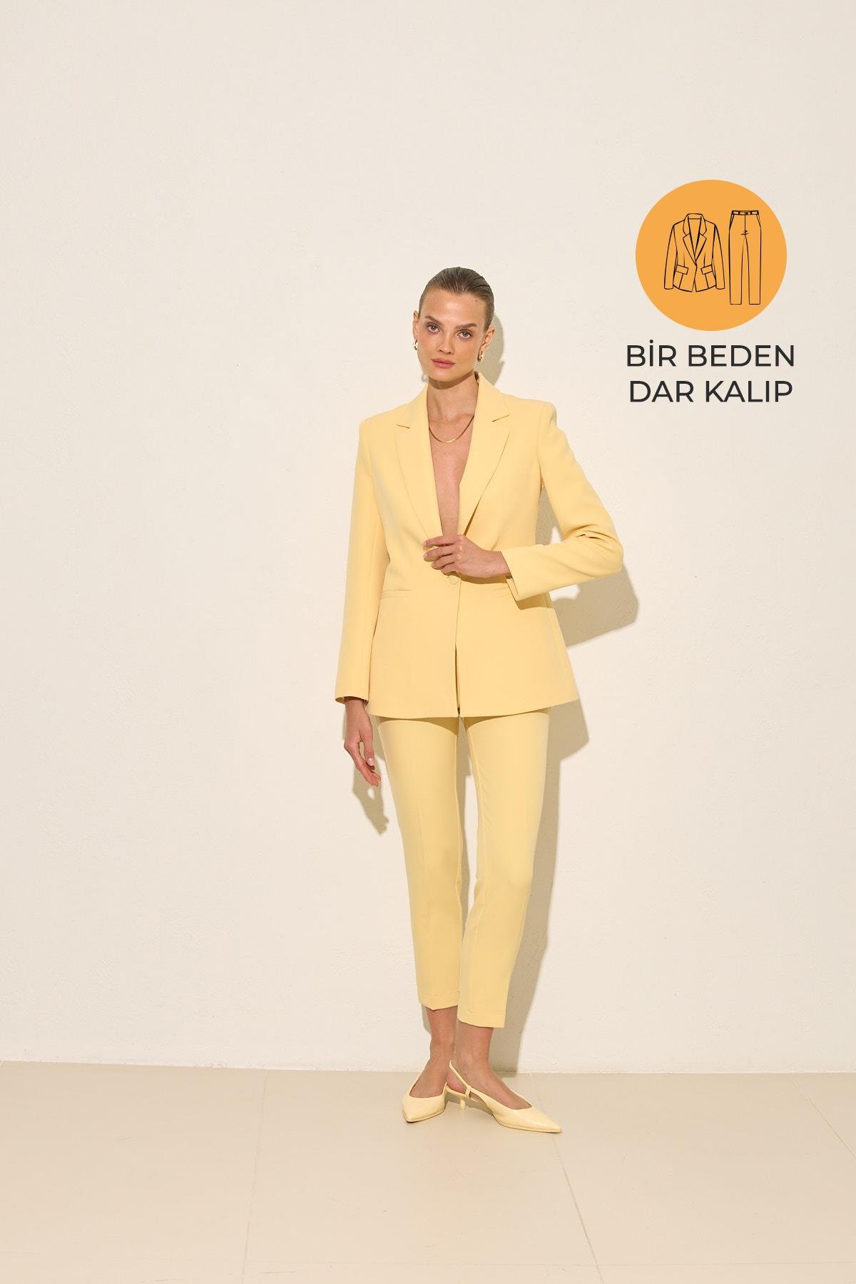 Tereyağ Sarısı Tek Düğme Detaylı Ceket, Cep Detaylı Dar Kalıp Pantolonlu Takım