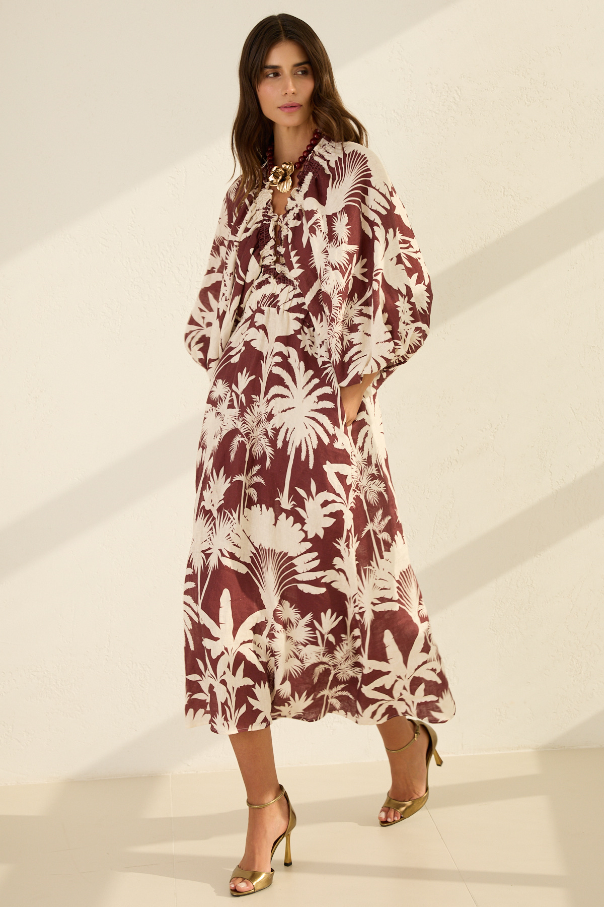 Vişne Yaka Ve Kol Detaylı Belden Oturtmalı Midi Boy Desenli Keten Elbise