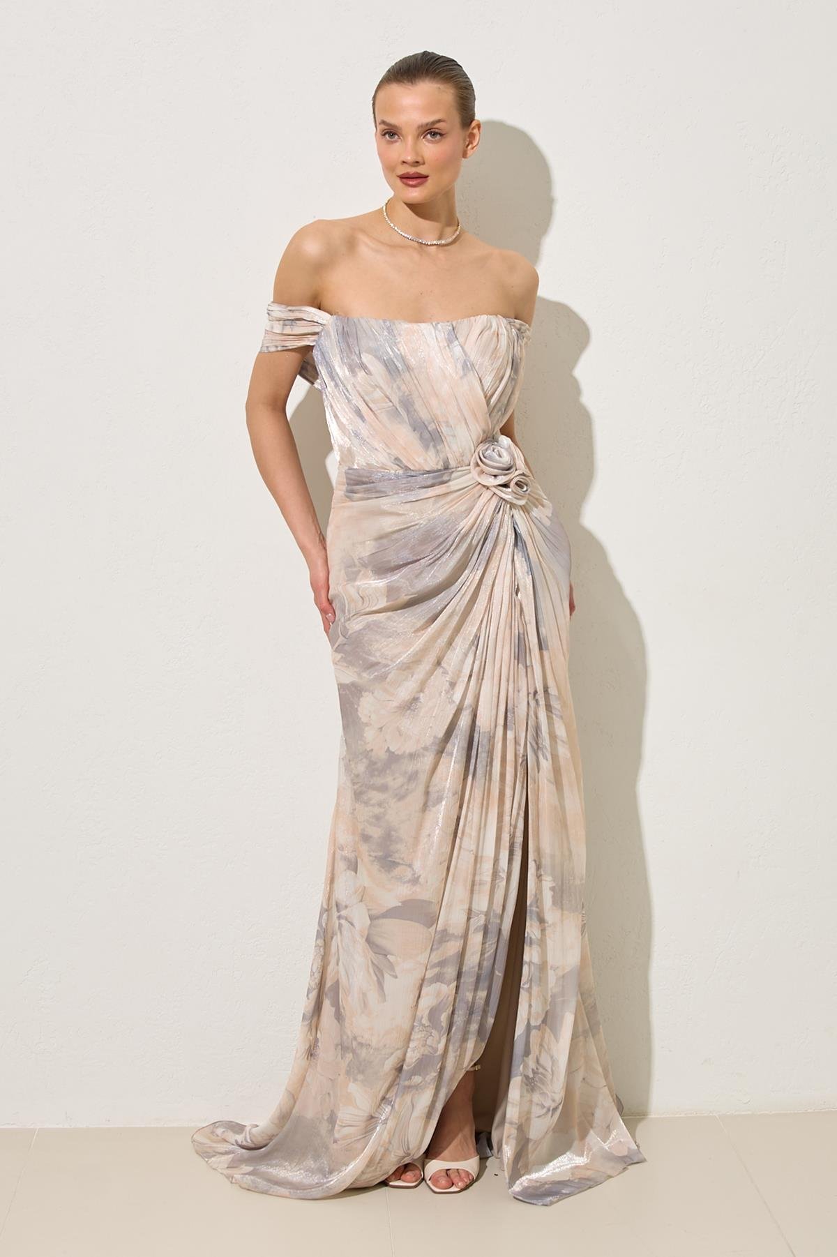 Vizon Düşük Omuz Ve Belden Gül Detaylı Desenli Uzun Abiye Elbise Kadın Kategorisiz modelleri