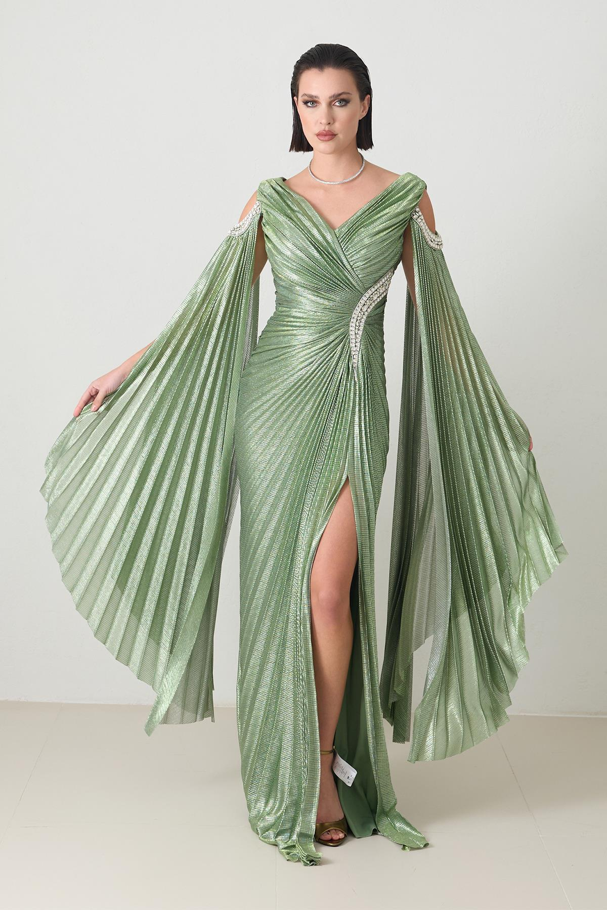 Yeşil Omuz Ve Bel Detaylı Taşlı Pileli Yırtmaçlı Elbise