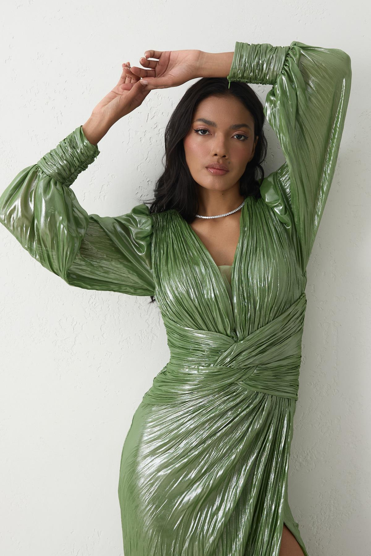 Yeşil V Yaka Bel Detaylı Uzun Kollu Tam Kalıp Uzun Abiye Elbise