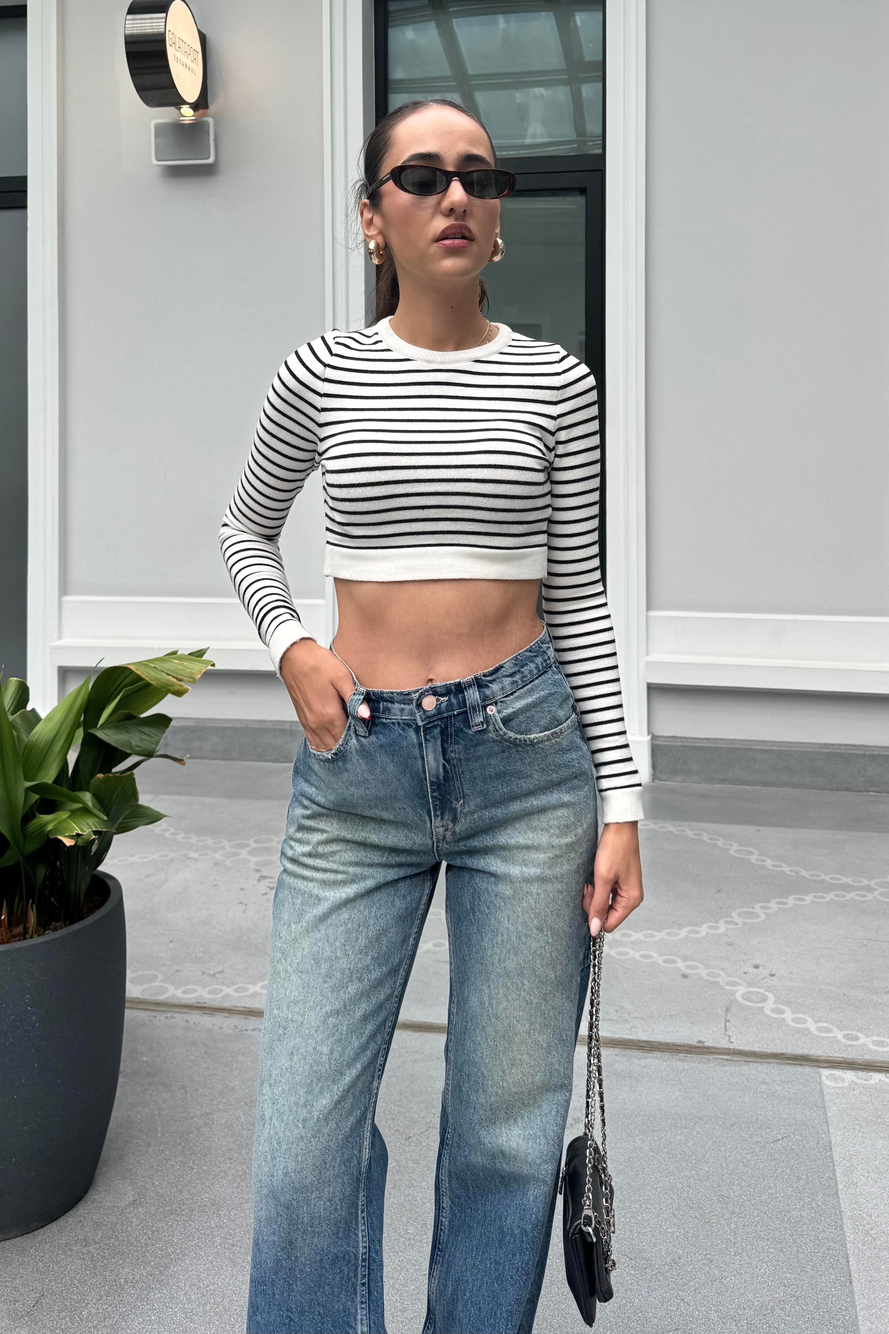 Beyaz Siyah Çizgili Crop Triko - Kadın Triko & Kazak Modelleri - Nazliye Moda | Kadın Giyim Modası