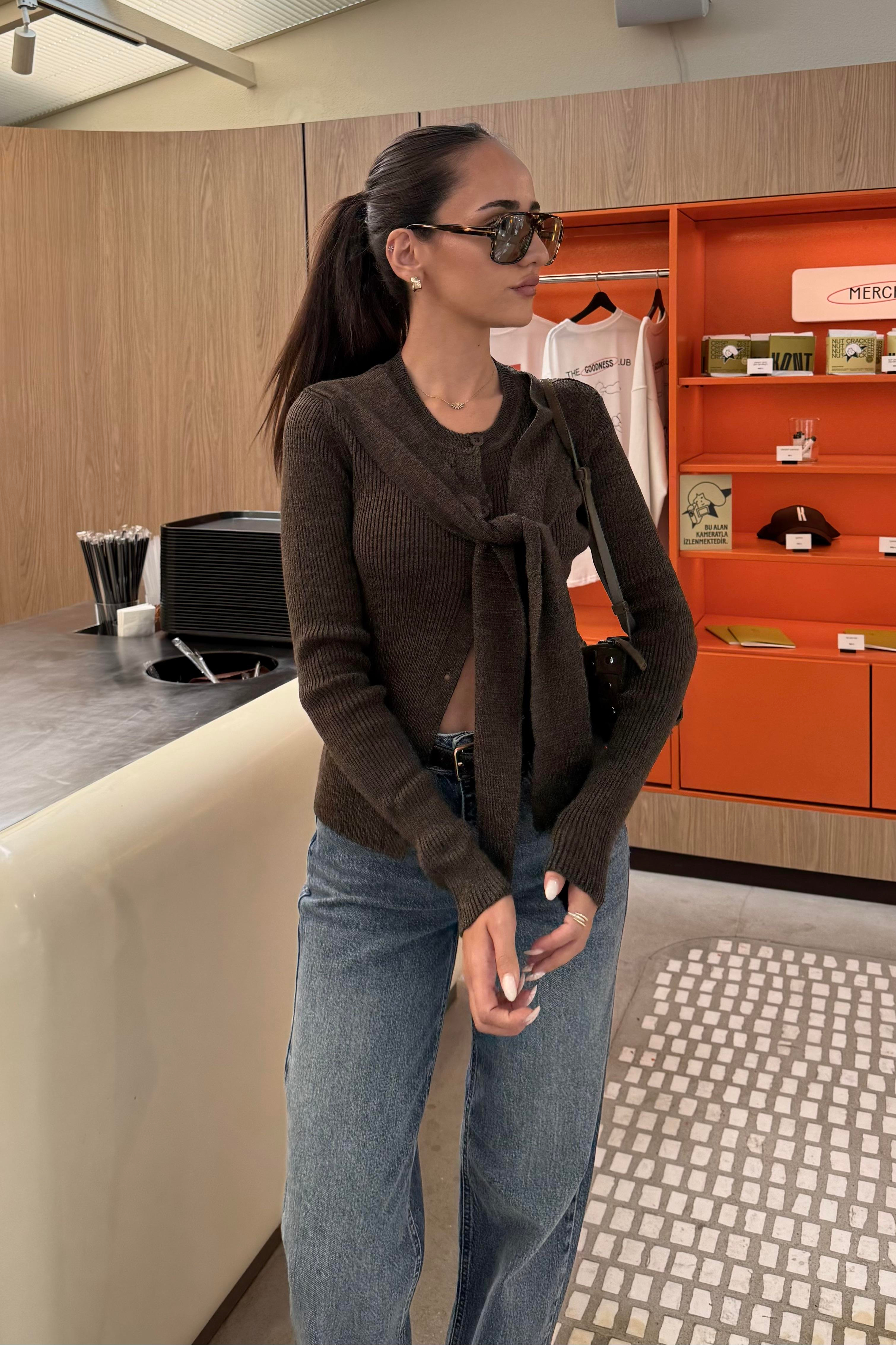 Kahverengi Fular Detay Triko Hırka - Kadın Hırka & Süveter Modelleri - Nazliye Moda | Kadın Giyim Modası