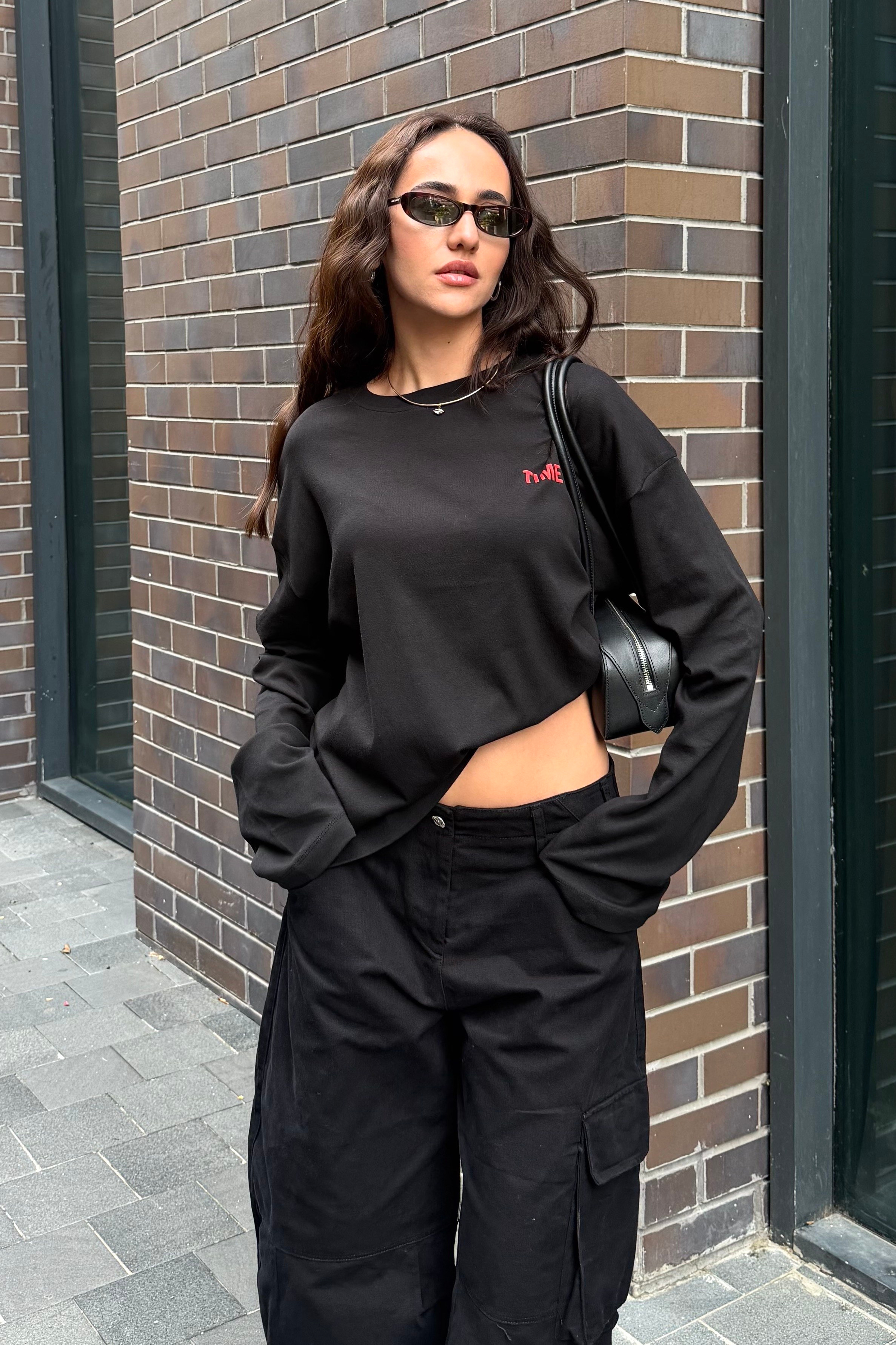 Siyah Arka Baskılı Uzun Kollu T-shirt - Kadın Bluz Modelleri - Nazliye Moda | Kadın Giyim Modası