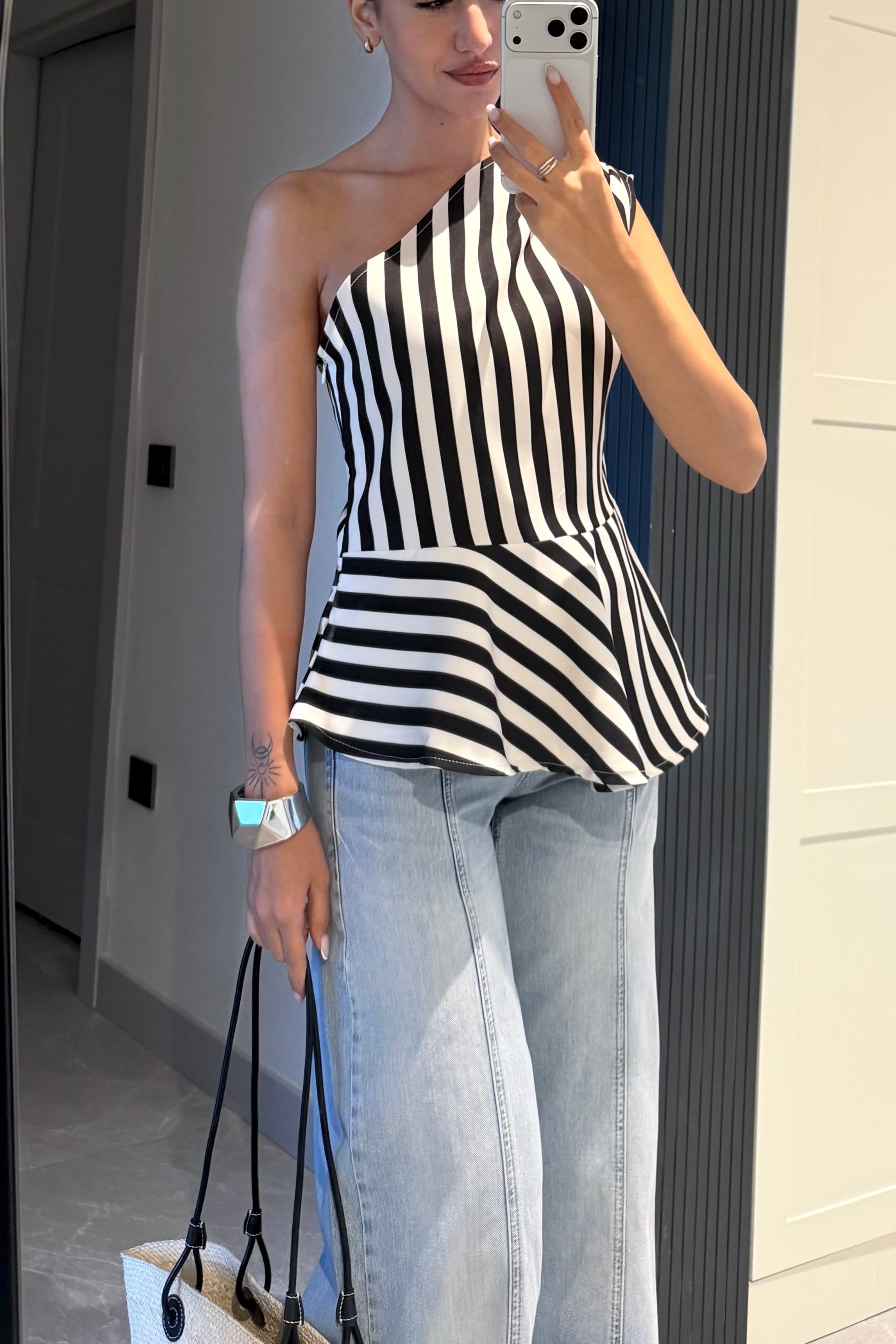 Siyah Çizgili Tek Kol Bluz - Kadın Bluz Modelleri - Nazliye Moda | Kadın Giyim Modası