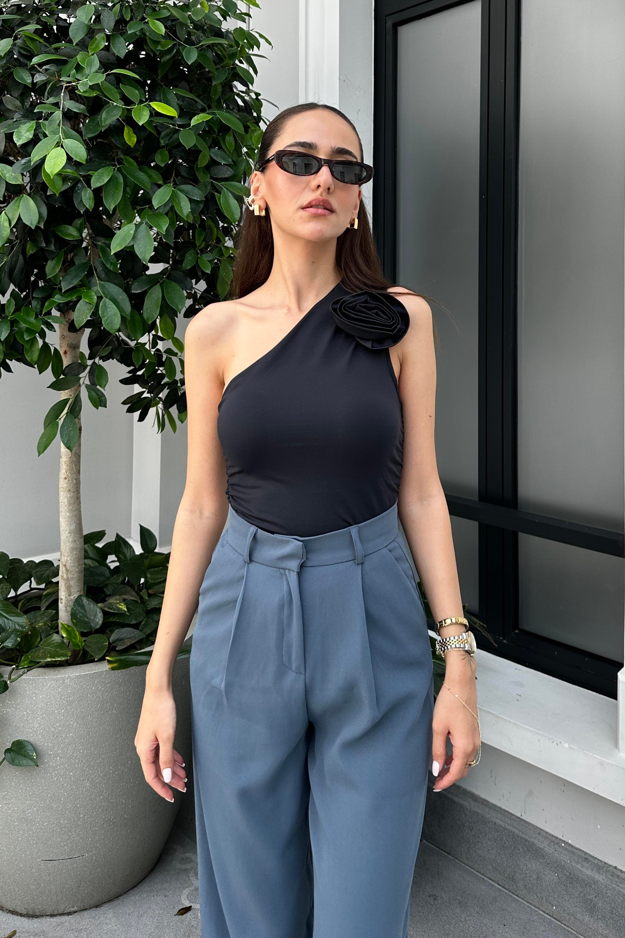 Siyah Gül Detay Tek Kol Bluz - Kadın Bluz Modelleri - Nazliye Moda - Kadın Giyim Modası