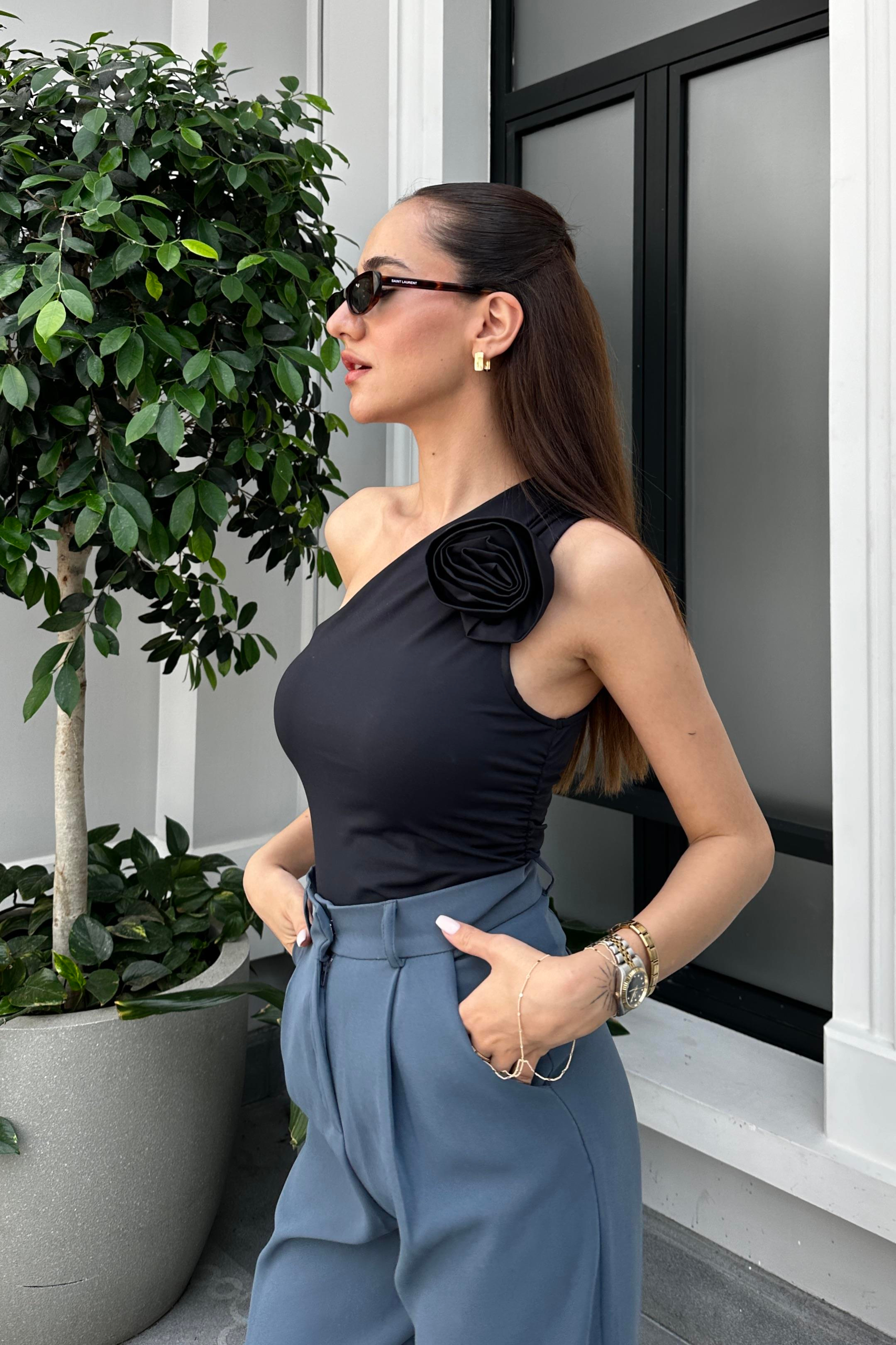 Siyah Gül Detay Tek Kol Bluz - Kadın Bluz Modelleri - Nazliye Moda - Kadın Giyim Modası